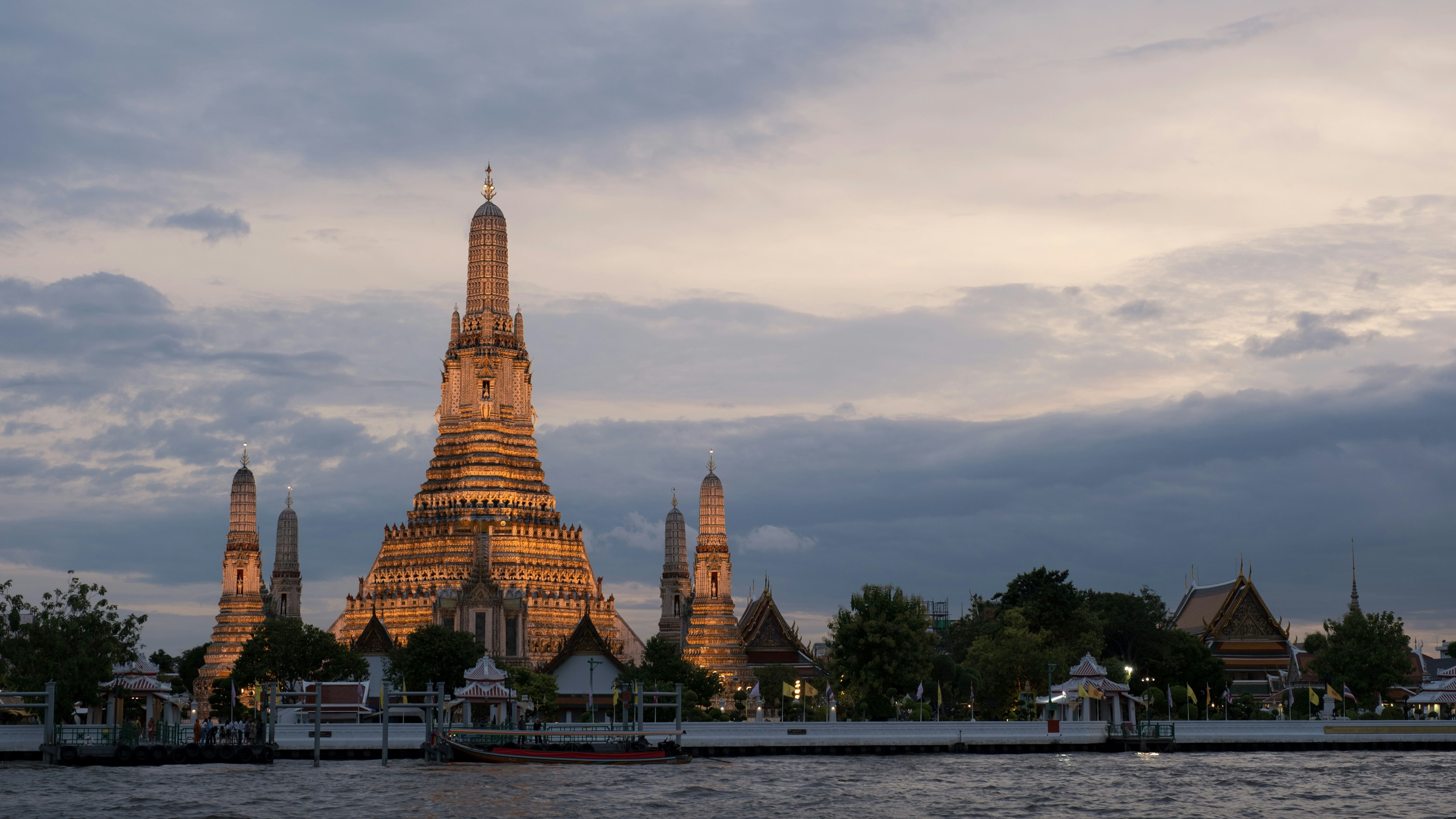 A tall golden temple on the water in Bangkok, Thailand: Economic pressure, geopolitical rivalry and technological disruption affect countries in Southeast Asia differently