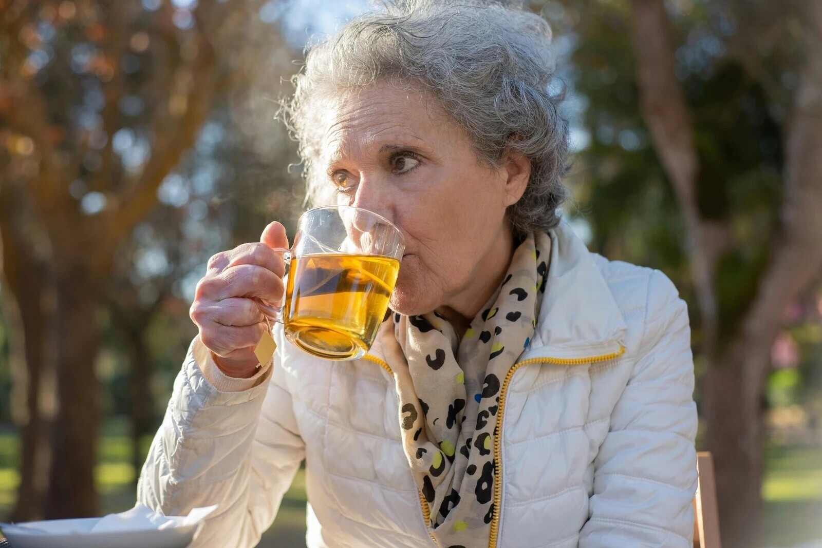 Mujer bebiendo té, que ayuda a reducir el riesgo de demencia.