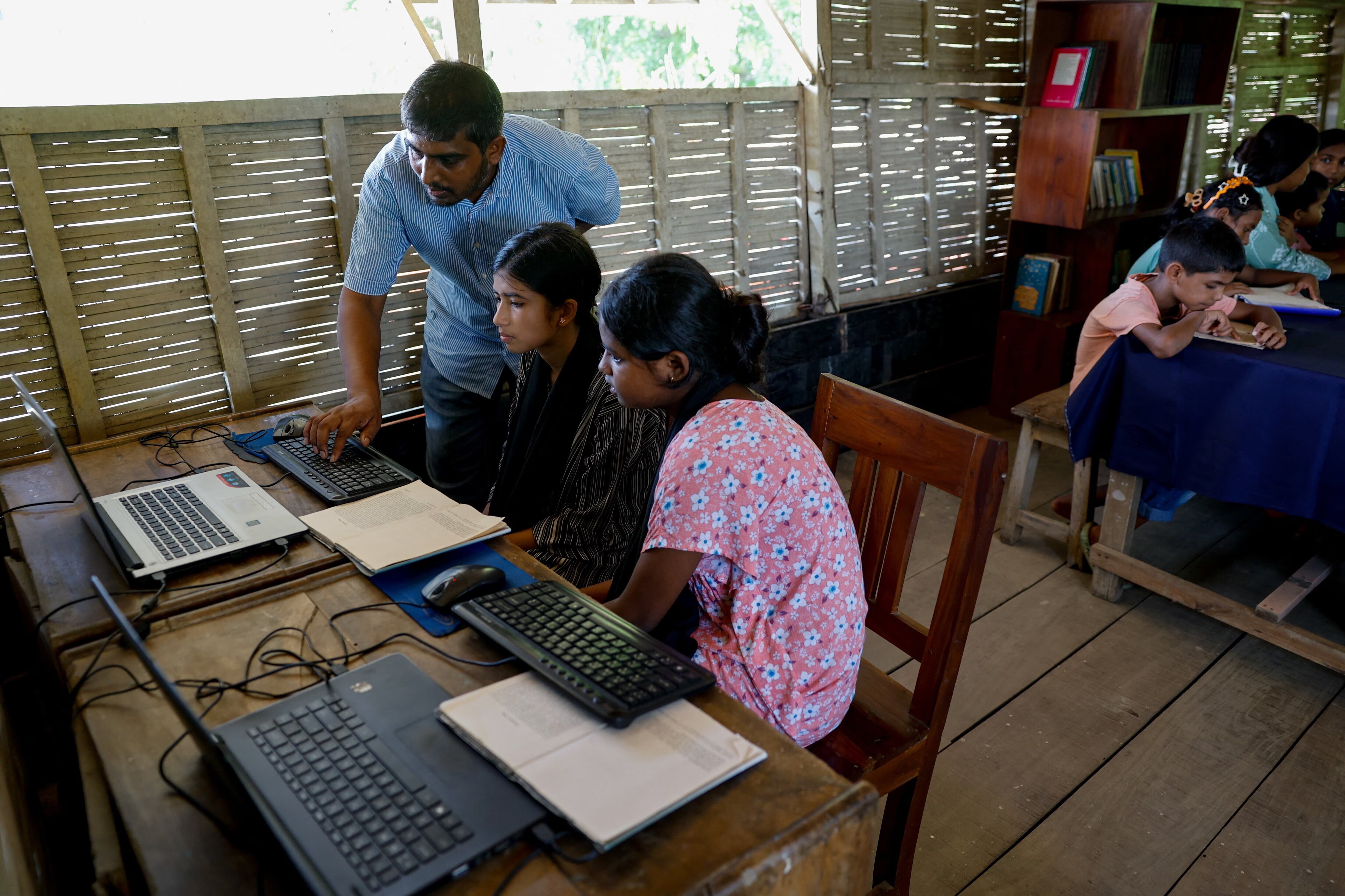 Los alumnos reciben formación informática en una escuela flotante de la ONG bangladesí Shidhulai Swanirvar Sangstha: el tipo de experiencia local que será cada vez más importante en la nueva era del desarrollo global.