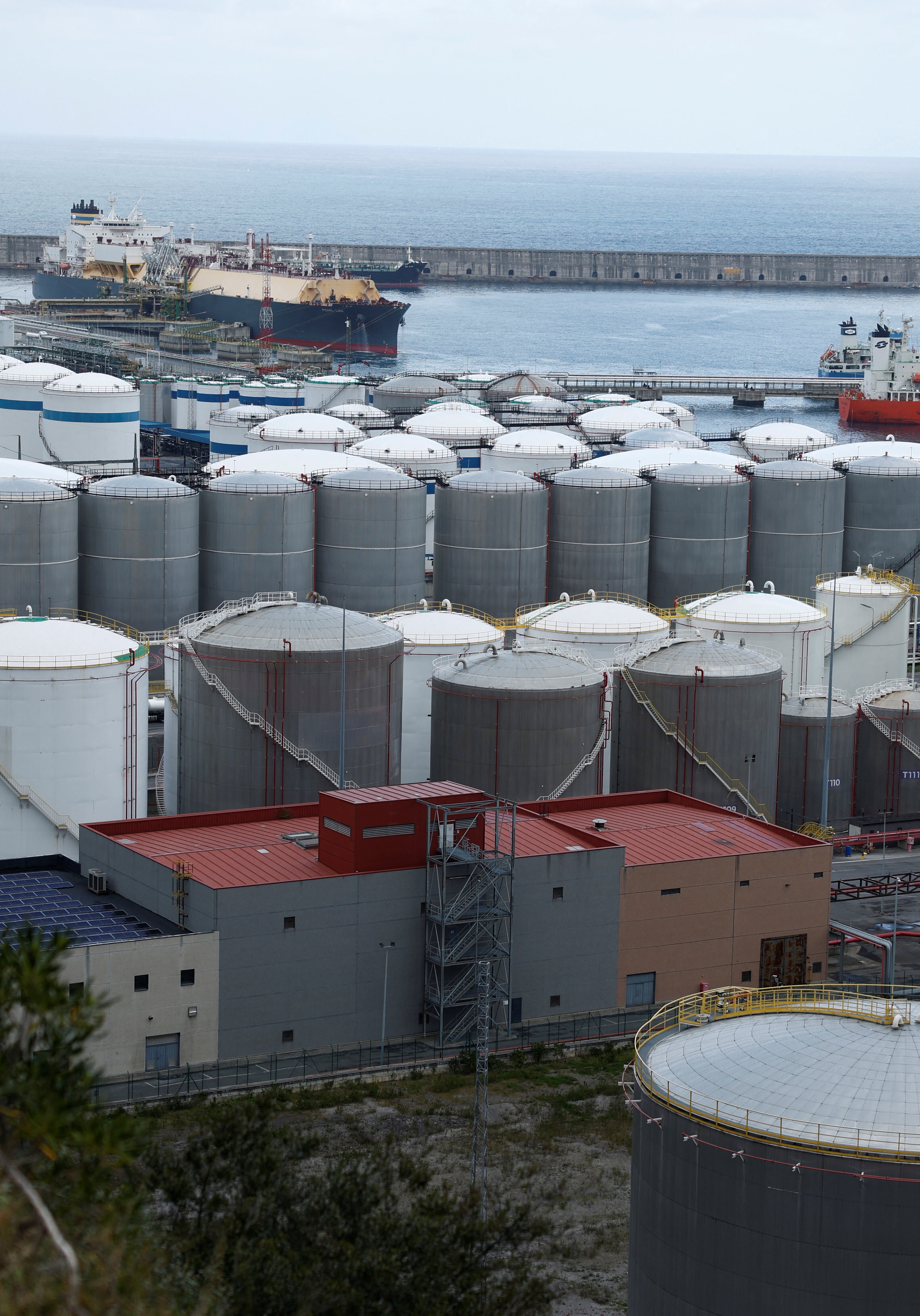 Maltese flagged liquid natural gas tanker Pearl LNG sits alongside gas storage facilities, following arrival from the US port of Ingleside, at Bilbao port, northern Spain, March 27, 2026. 