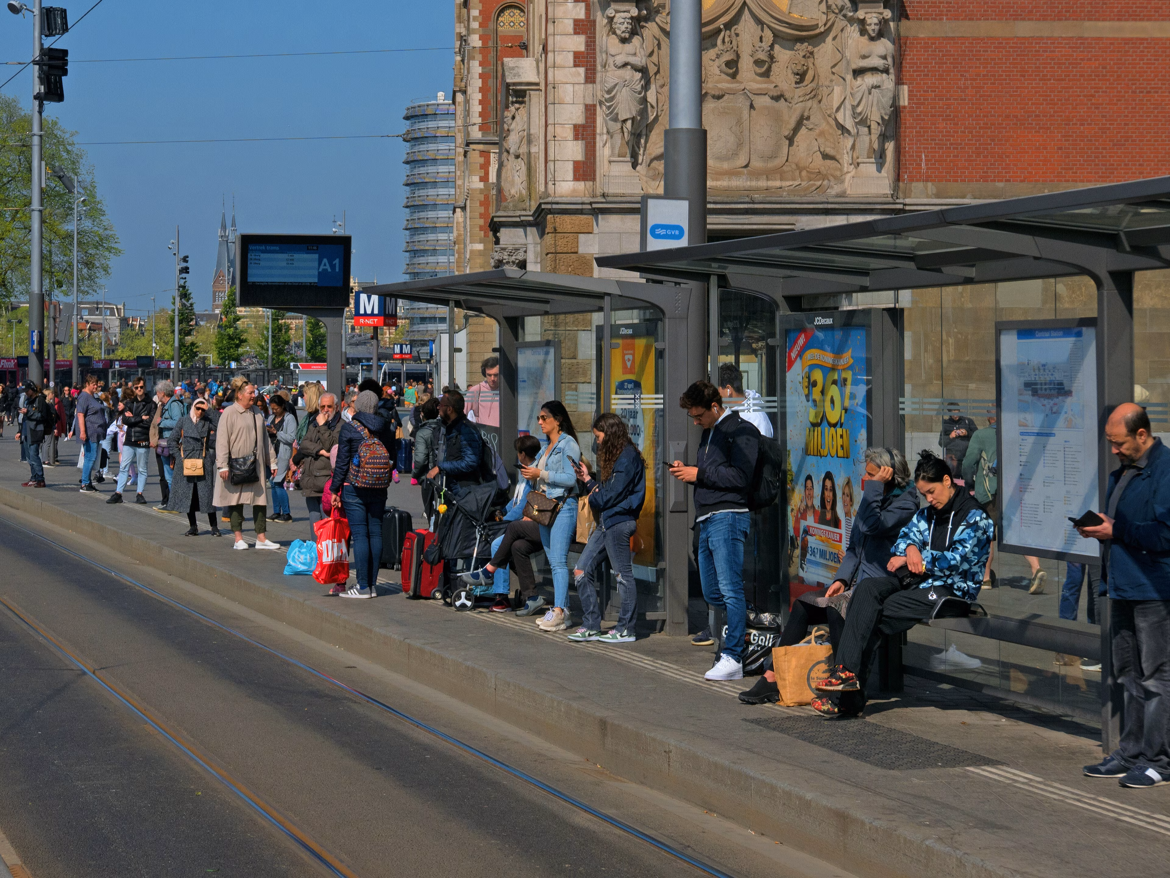 Un grupo de personas esperando en una parada de autobús en Ámsterdam, Países Bajos.