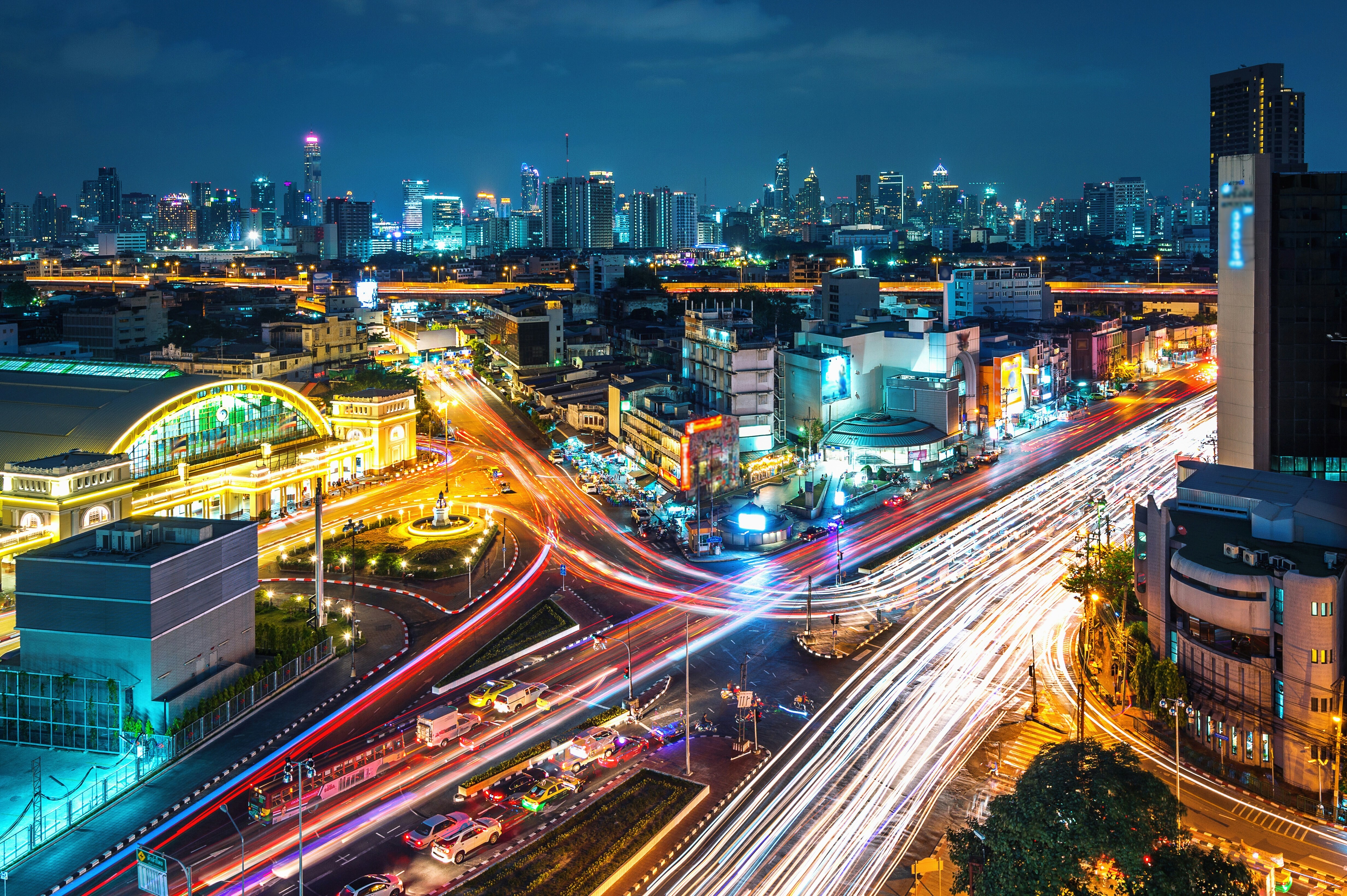 Light trails flowing through a modern cityscape to represent cyber connectivity and growing cyber risk