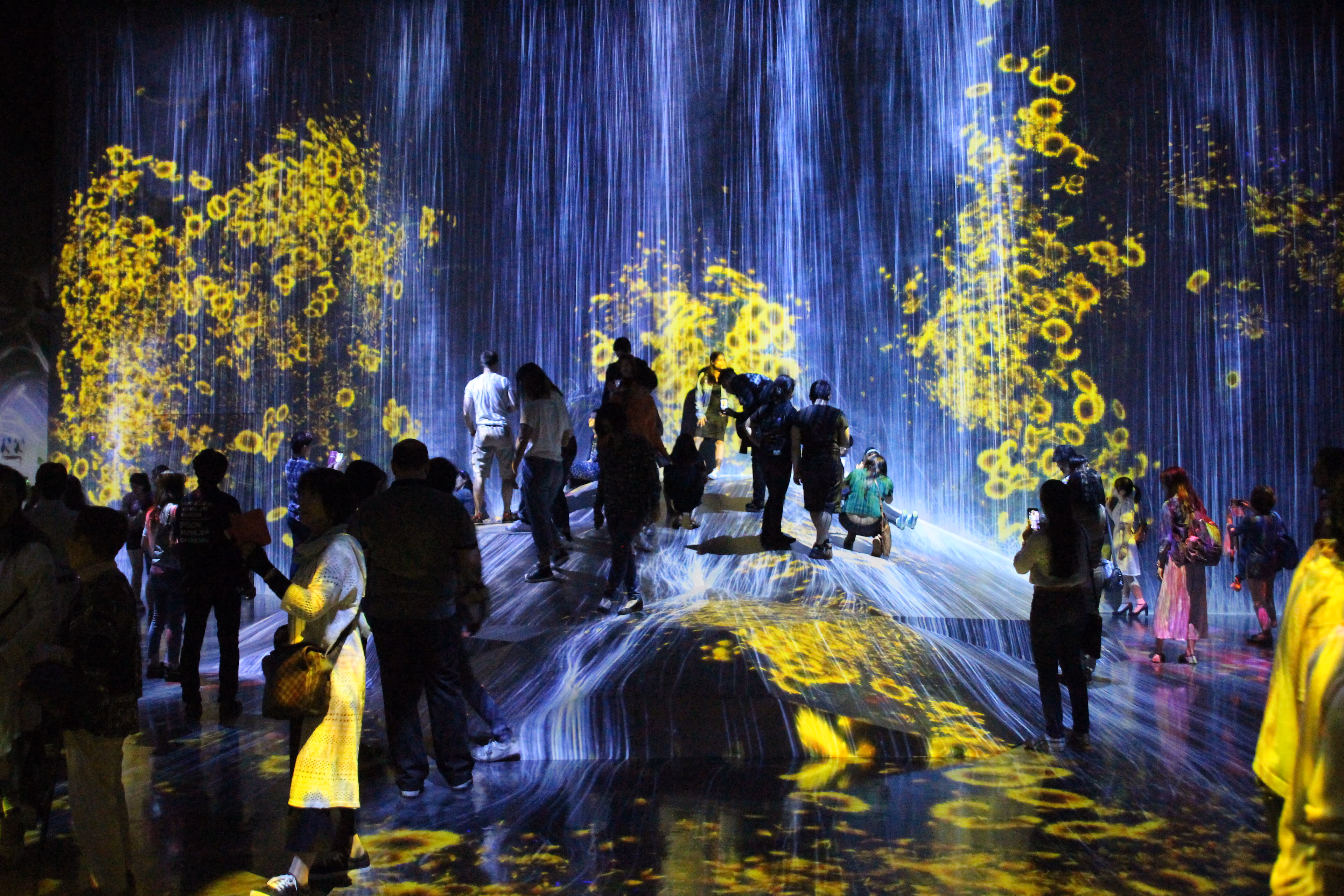 参观者在东京teamLab无界美术馆的互动艺术装置中穿行。