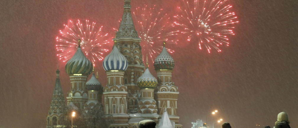 Fireworks explode over St. Basil Cathedral at Red Square during New Year's Day celebrations in Moscow January 1, 2011. REUTERS/Tatyana Makeyeva (RUSSIA - Tags: SOCIETY) - GM1E7110JEY01