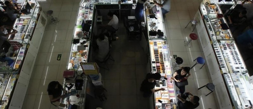 Dumb phones, smartphones and the connected billions