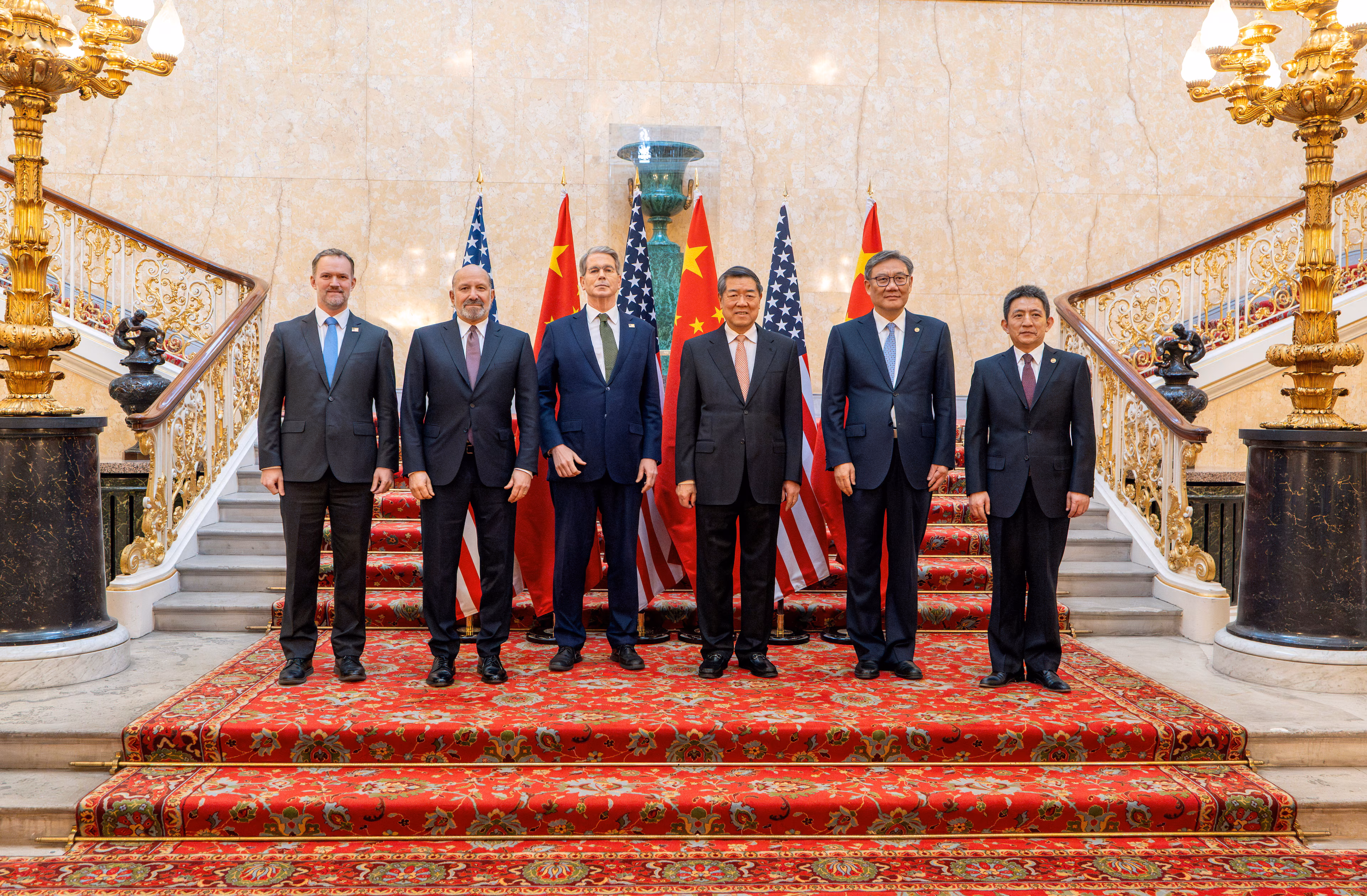 El secretario del Tesoro de EE. UU., Scott Bessent; el representante de Comercio de EE. UU., Jamieson Greer; el representante de Comercio Internacional y viceministro de Comercio de China, Li Chenggang; y el viceprimer ministro chino, He Lifeng, se preparan para dialogar el día de una reunión bilateral entre EE. UU. y China, en Ginebra, Suiza, el 10 de mayo de 2025. KEYSTONE/EDA/Martial Trezzini/Distribuida vía REUTERS ESTA IMAGEN HA SIDO SUMINISTRADA POR UN TERCERO