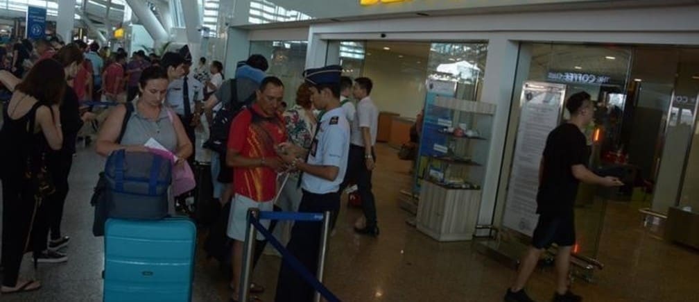 Passengers line up to enter the departure terminal Officers at Ngurah Rai Airport after it reopened following Mount Agung volcano's eruption on the holiday island in Kuta, Bali, Indonesia November 29, 2017 in this photo taken by Antara Foto. Antara Foto/Wira Suryantala/ via REUTERS ATTENTION EDITORS - THIS IMAGE WAS PROVIDED BY A THIRD PARTY. MANDATORY CREDIT. INDONESIA OUT.