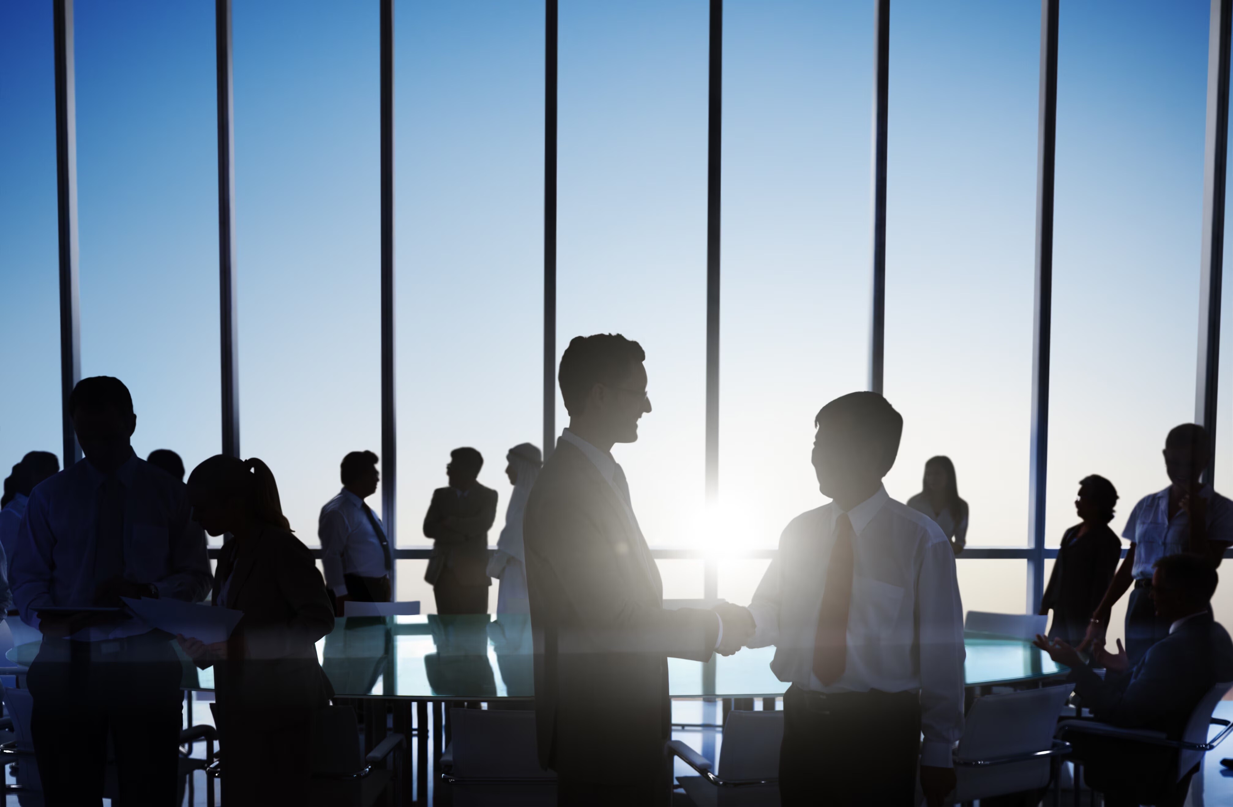 Una silueta de personas interactuando: el workslop de la IA se está volviendo común, pero los líderes pueden cambiarlo con tres habilidades clave.