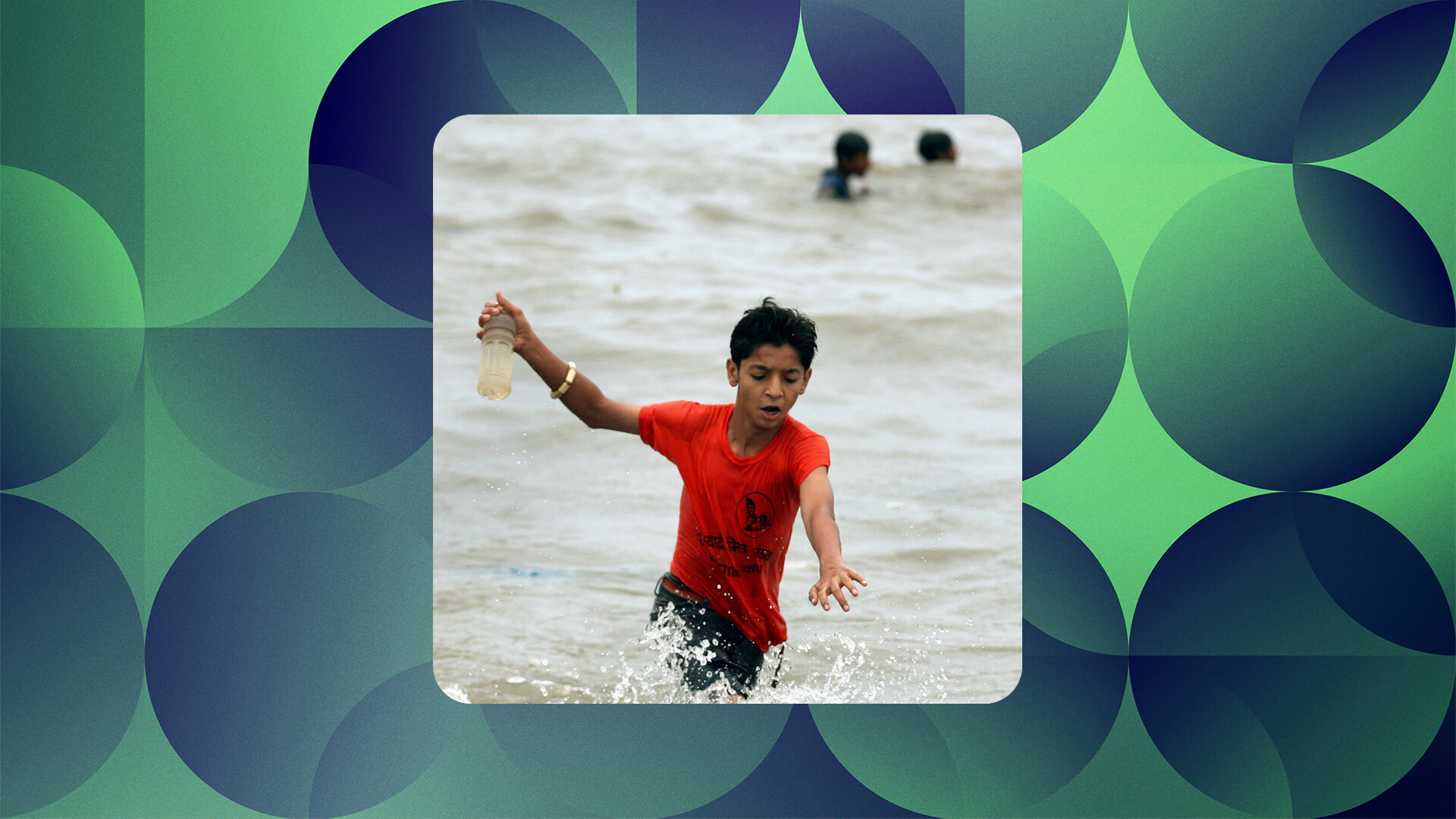 Un niño jugando en el agua.