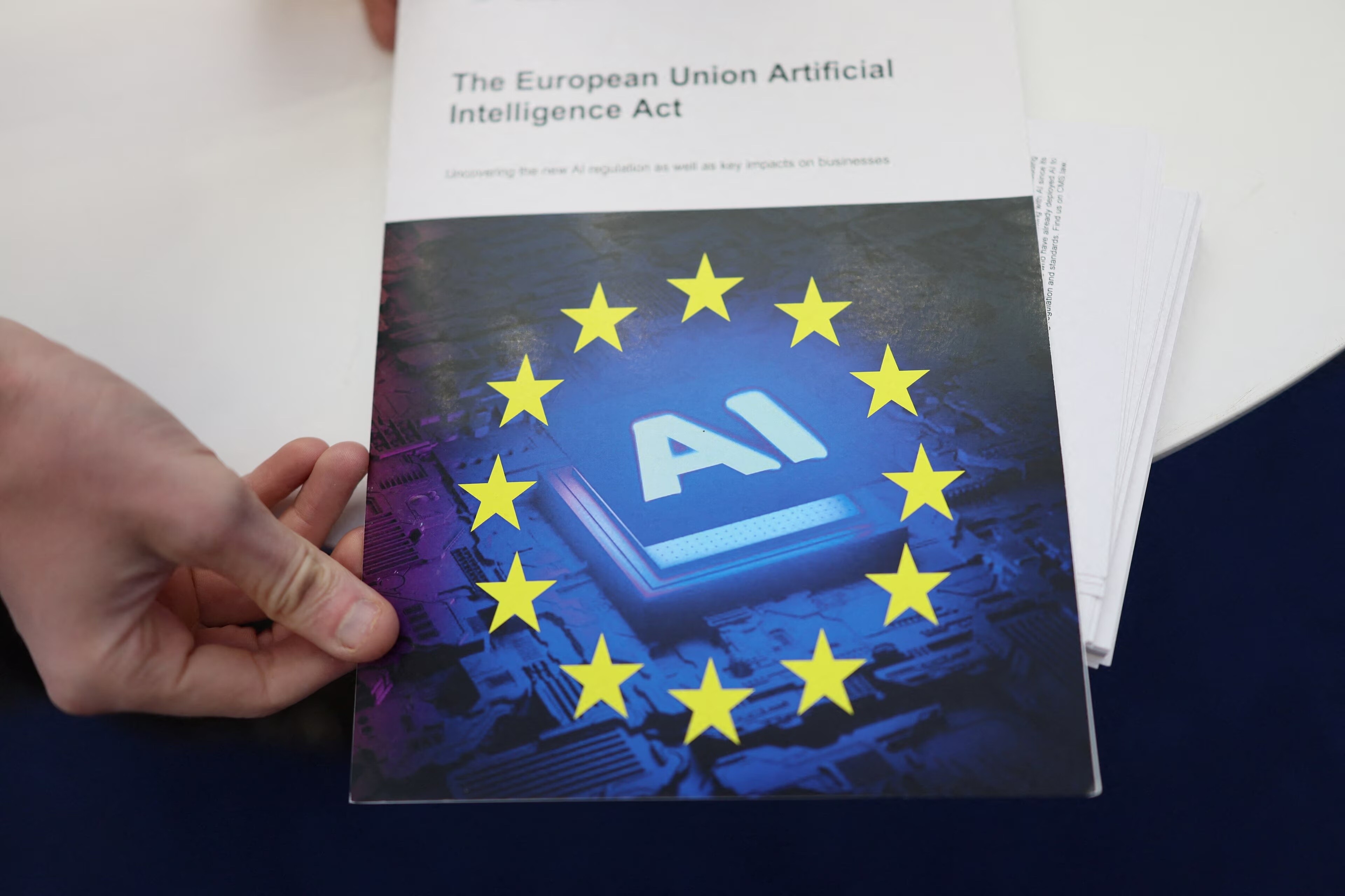 Una copia del Reglamento de Inteligencia Artificial (IA) de la Unión Europea en exhibición durante la AI & Big Data Expo 2025 en el Olympia, en Londres, Gran Bretaña, el 5 de febrero de 2025: Los marcos en torno a la IA están impulsando la necesidad de certificación, que puede demostrar la confianza del usuario en los sistemas de IA.