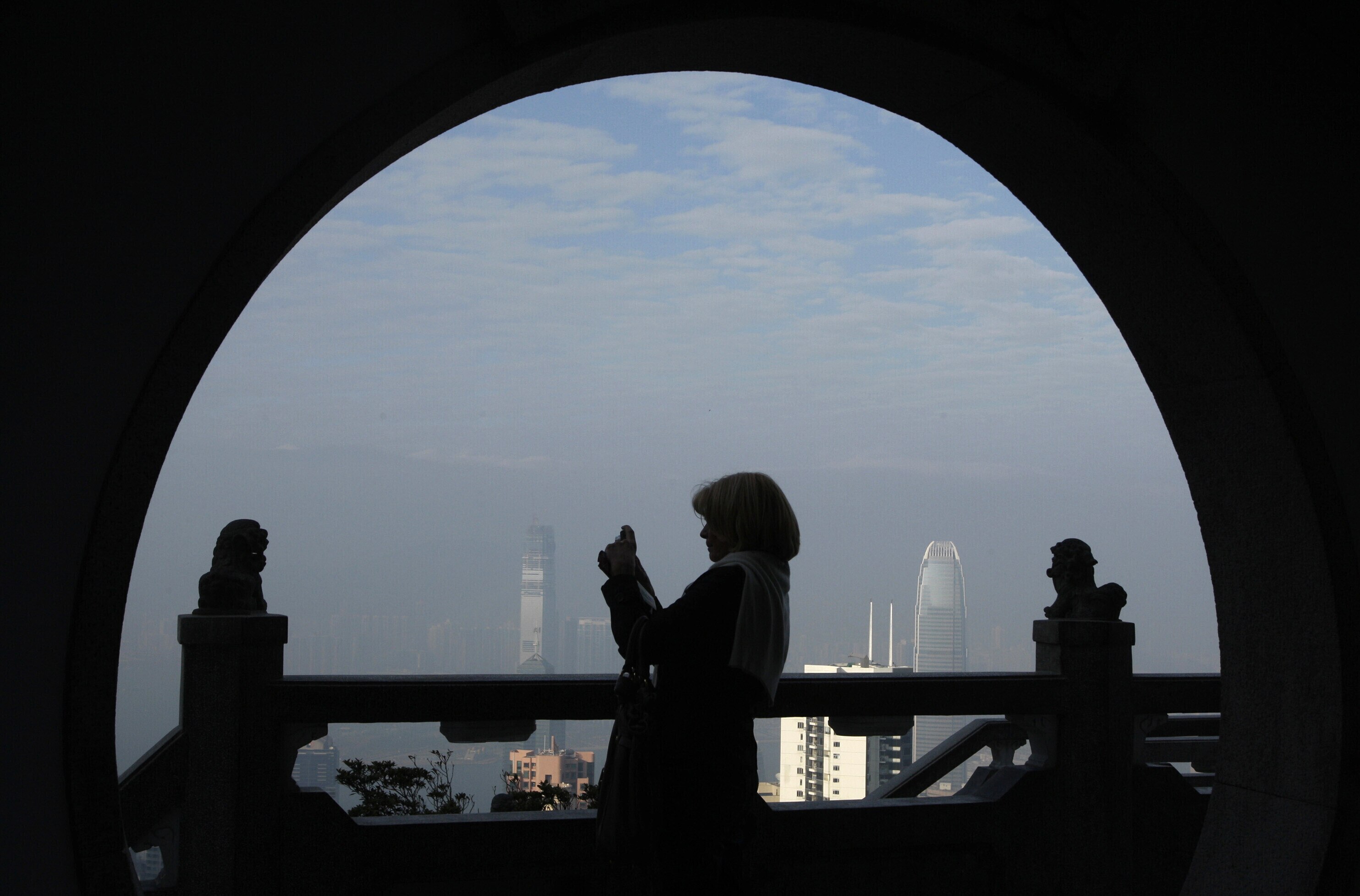Una turista extranjera toma una foto en el Peak, el lugar turístico más popular de Hong Kong, el 20 de enero de 2009.