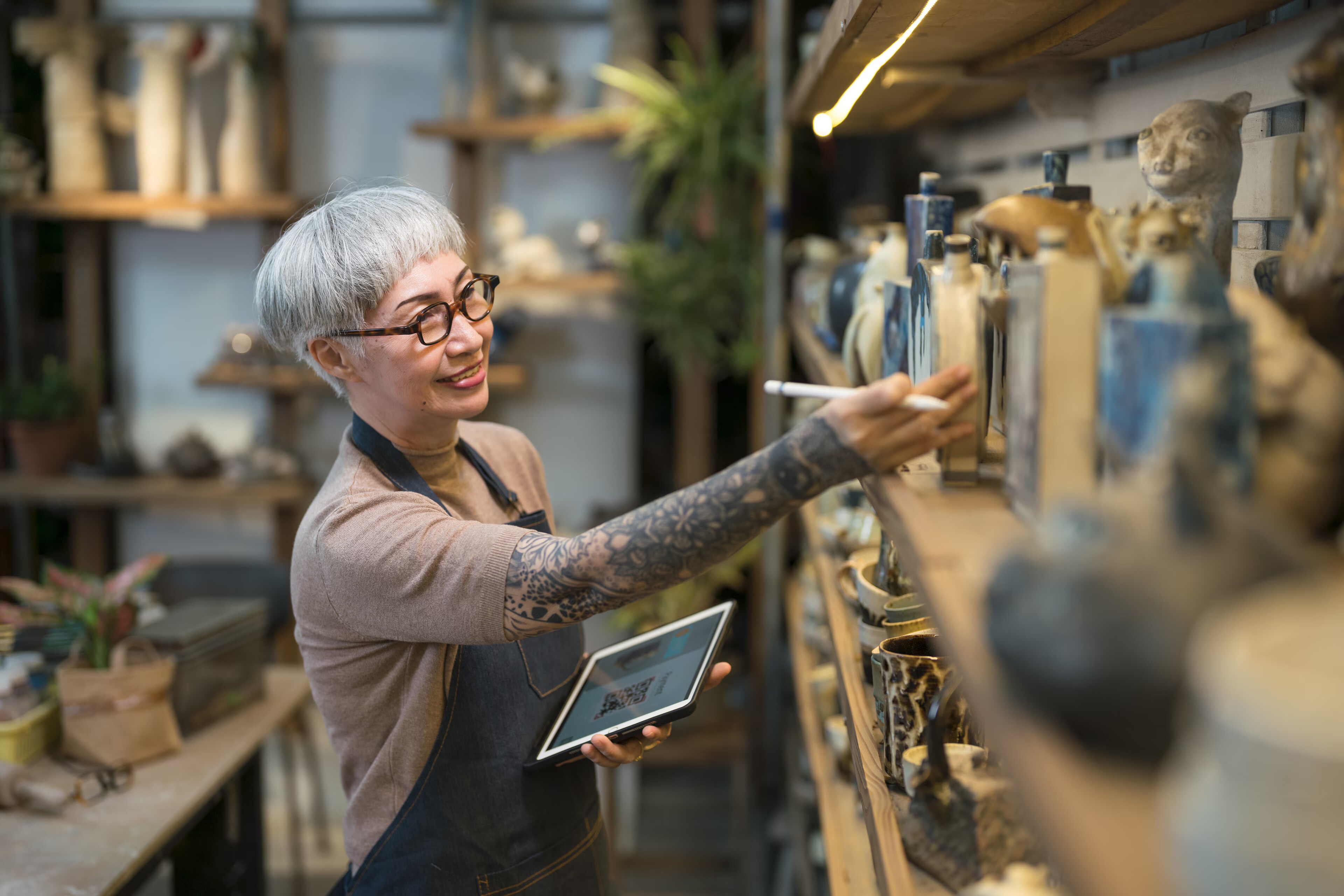 タブレットを片手に、商品をチェックする女性。ASEANの企業は大半が中小企業であり、その多くが資金調達ギャップに直面しています。