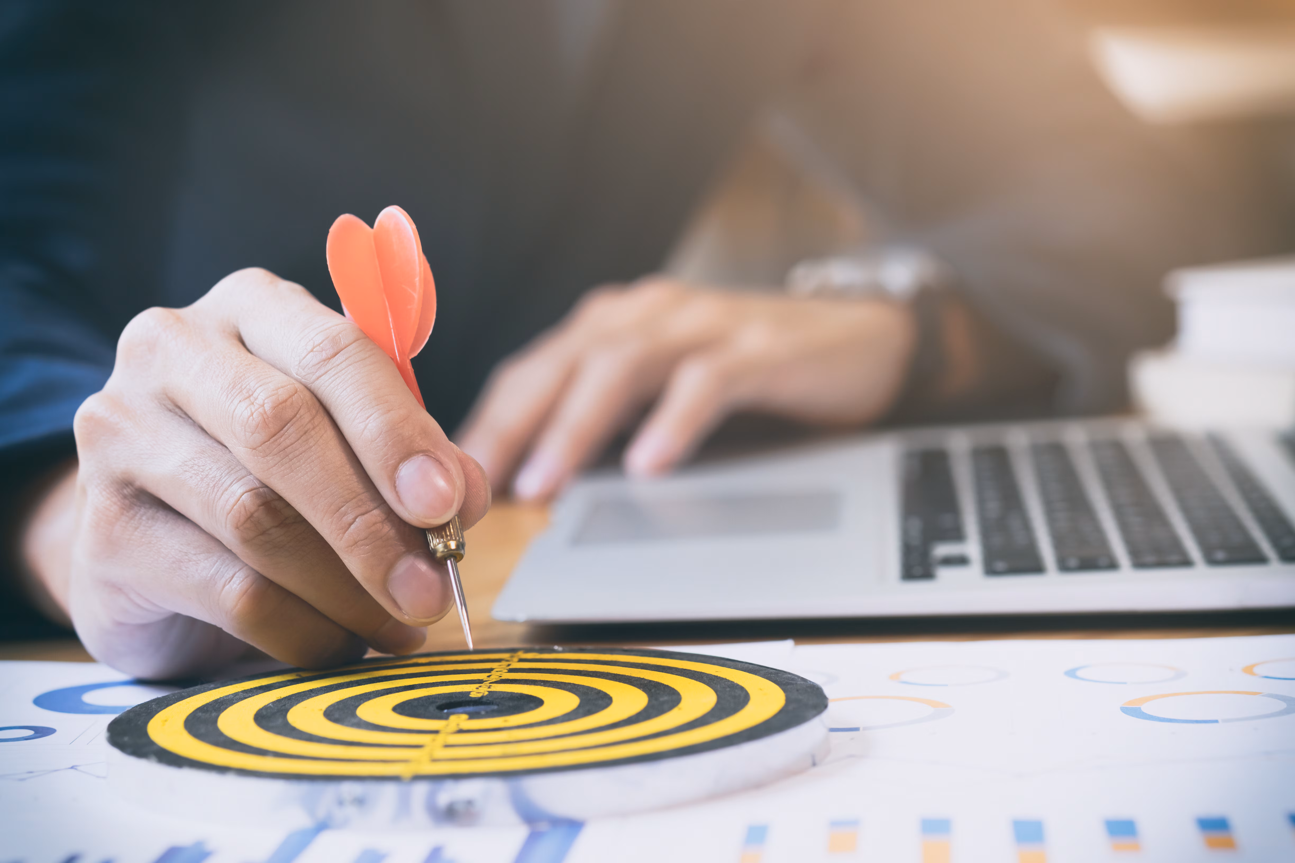 Un empresario sostiene un dardo rojo que da en el blanco, simbolizando la estrategia empresarial impulsada por la IA.