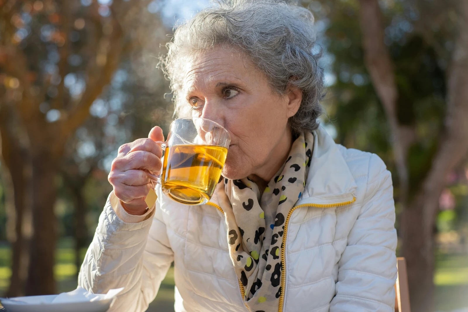 認知症リスクの低減に効果があるとされるお茶を飲む高齢の女性。