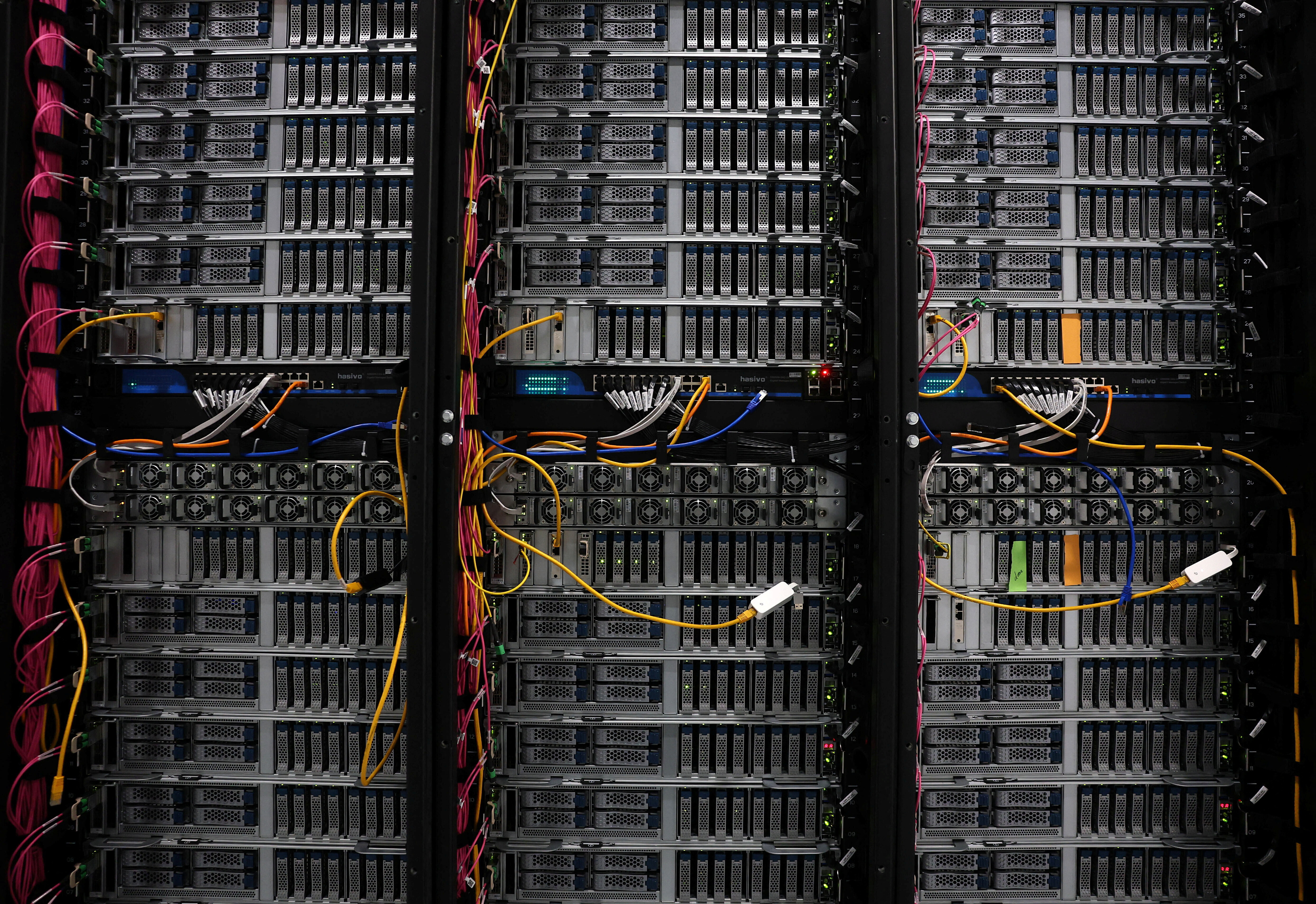 Una vista muestra detalles de los racks para servidores de datos, GPU y CPU dentro del centro de datos Nebius AI UK, una nueva instalación que alberga a NVIDIA y otras empresas informáticas, en Ark Data Centres, en Chertsey, Gran Bretaña, el 6 de noviembre de 2025. REUTERS/Toby Melville