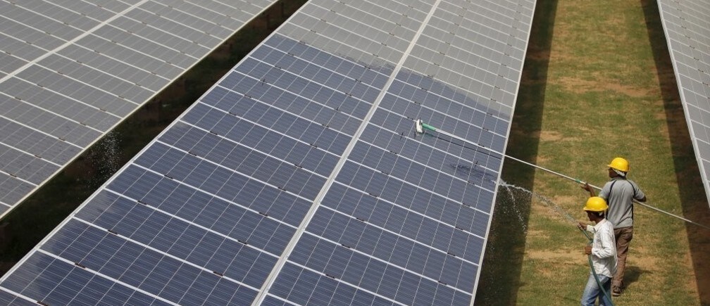 ラゴスで最も古いスラムの一つに太陽光発電をもたらす浮体式学校