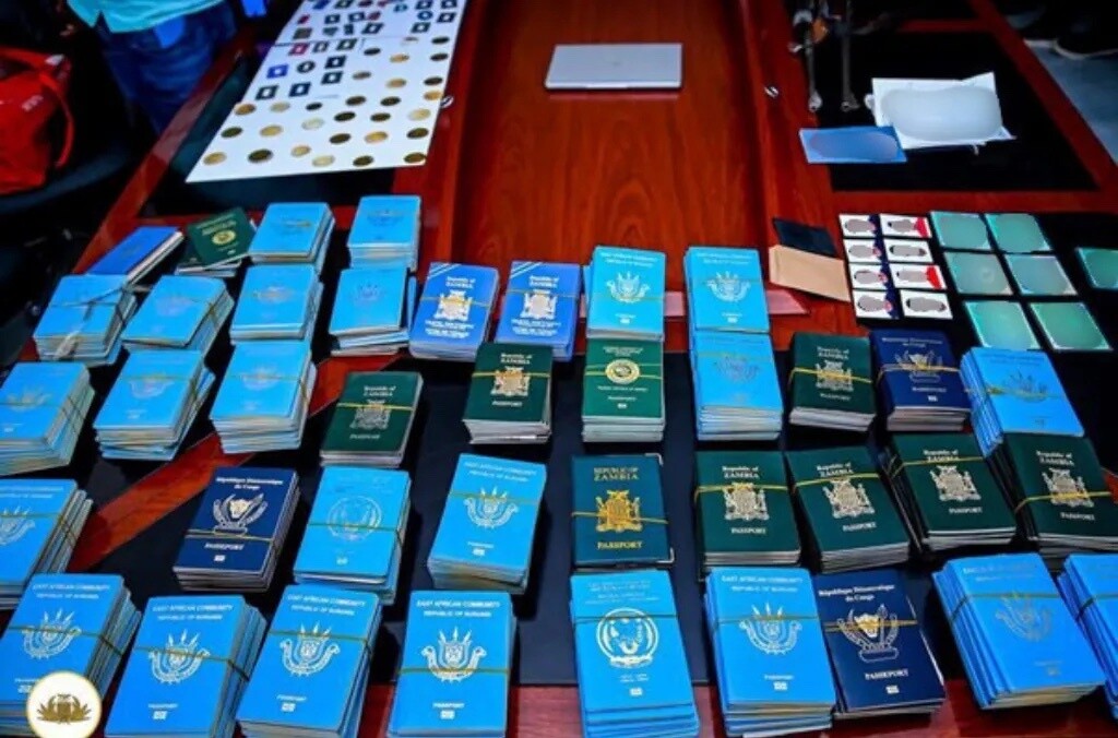 Pasaportes falsificados confiscados a ciberdelincuentes en Zambia como parte de la Operación Serengeti 2.0, agosto de 2025