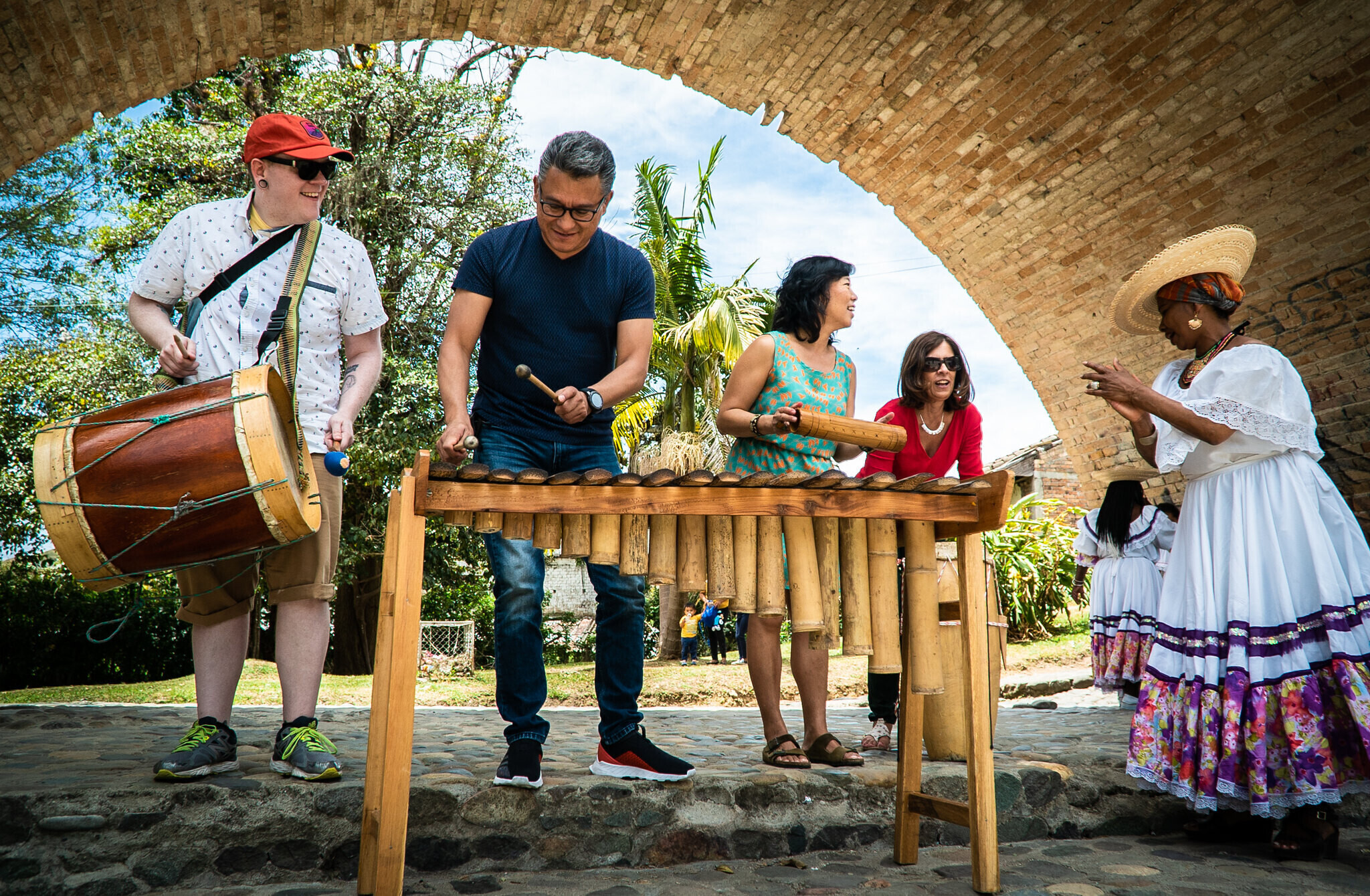 Turistas internacionales en el Valle del Cauca experimentan la cultura afrocolombiana de la región del Pacífico colombiano: la experiencia de Colombia ofrece un modelo replicable para que otros destinos promuevan el turismo con propósito.