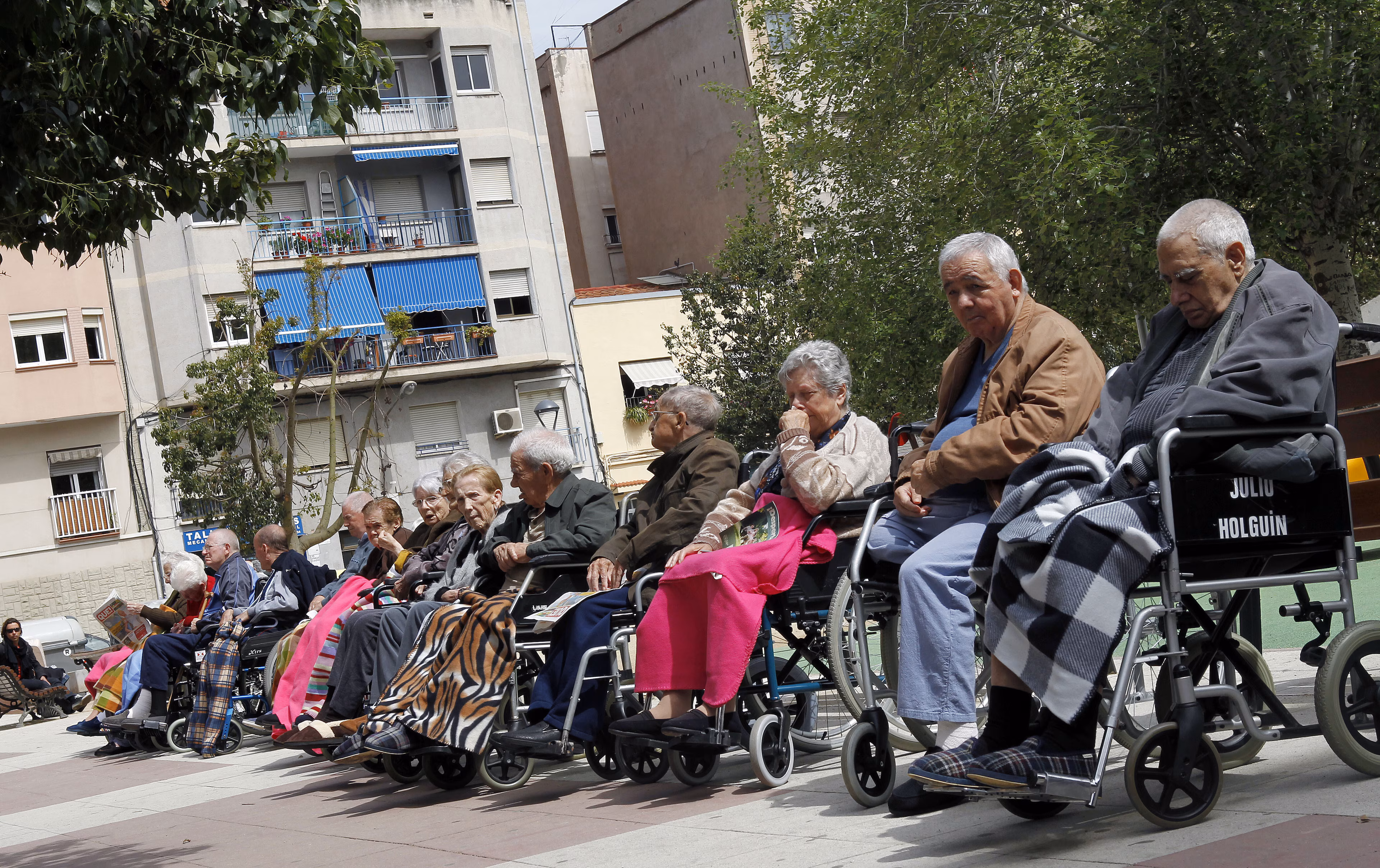 Jubilados de una residencia toman sol en un parque de Badalona, cerca de Barcelona, el 8 de mayo de 2012: Podemos reinventar el trabajo para la economía de la longevidad.