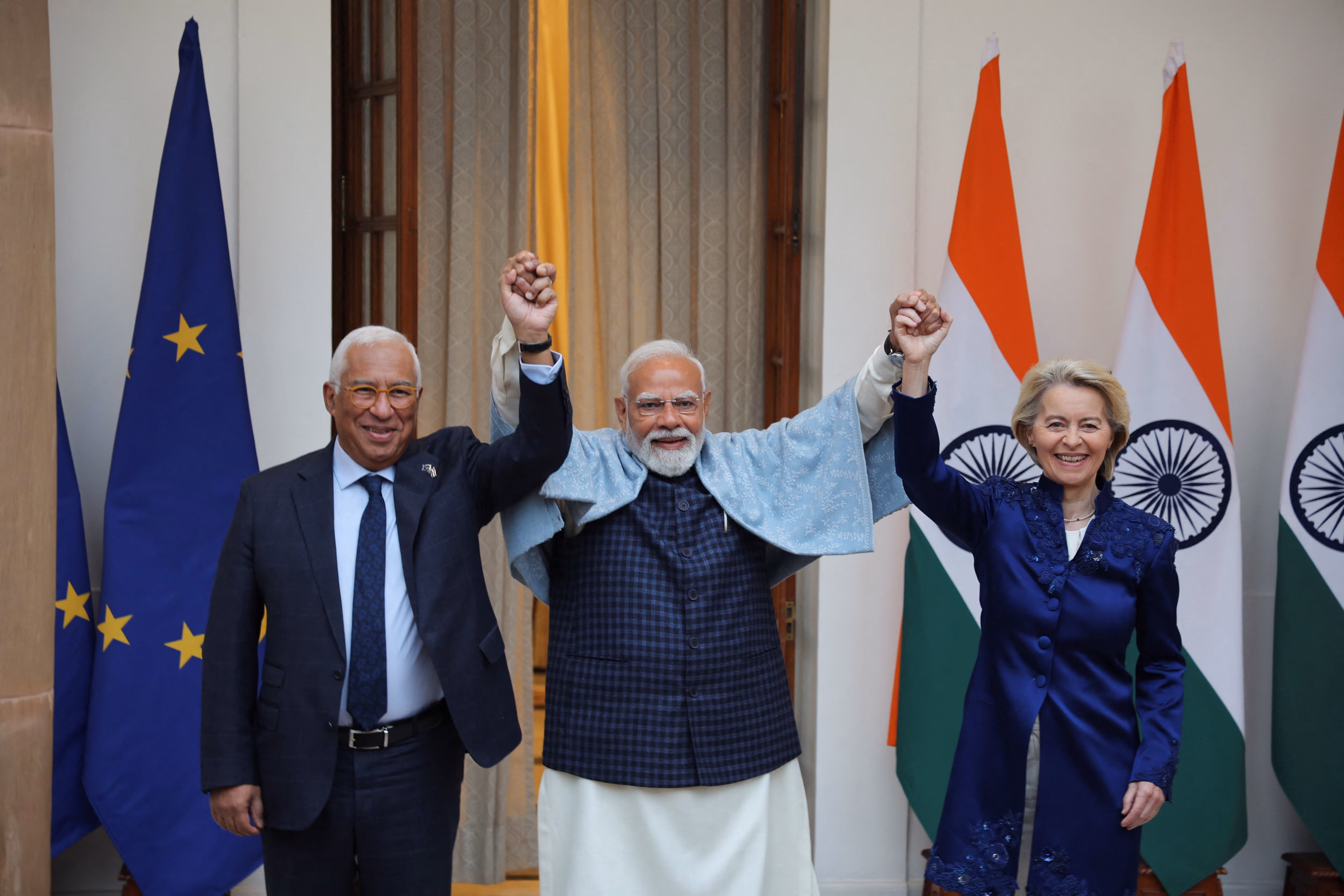 (De izq. a der.) Antonio Costa, Narendra Modi y Ursula von der Leyen posan previo a su reunión bilateral en la Casa Hyderabad, Nueva Delhi, el 27 de enero de 2026.