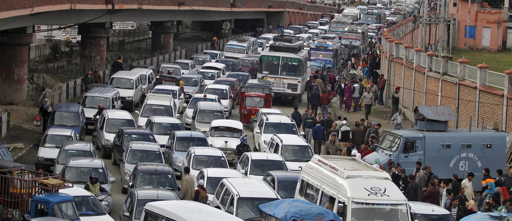 Vehicles jam the road after a flyover was briefly closed to vehicular traffic for precautionary measures following an earthquake in Srinagar October 26, 2015. A powerful earthquake struck a remote area of northeastern Afghanistan on Monday, shaking the capital Kabul with shockwaves being felt in northern India and in Pakistan, where hundreds of people ran out of buildings as the ground rolled beneath them.   REUTERS/Danish Ismail       TPX IMAGES OF THE DAY      - GF20000033695