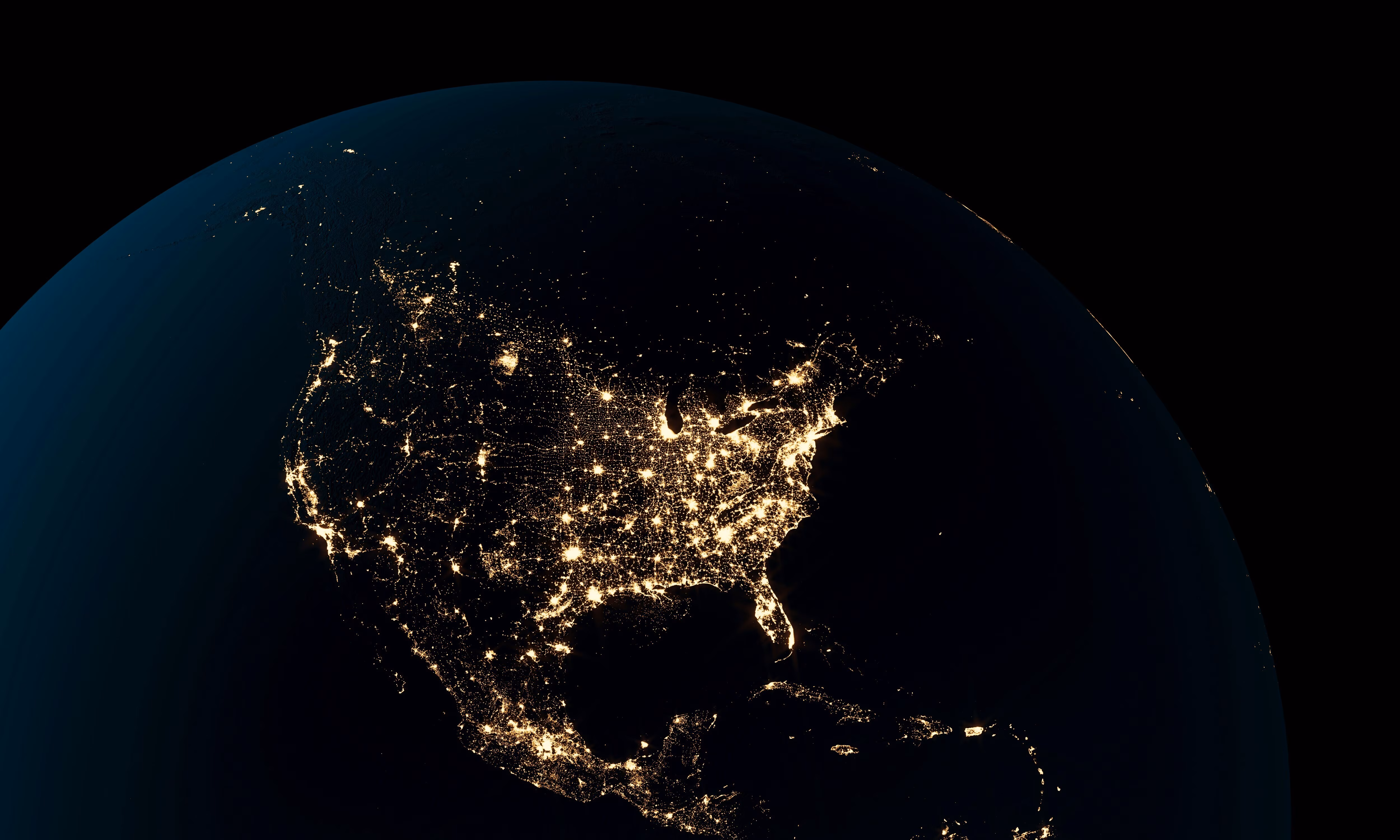 Imagen de satélite de Estados Unidos de noche con las luces de las ciudades iluminadas.