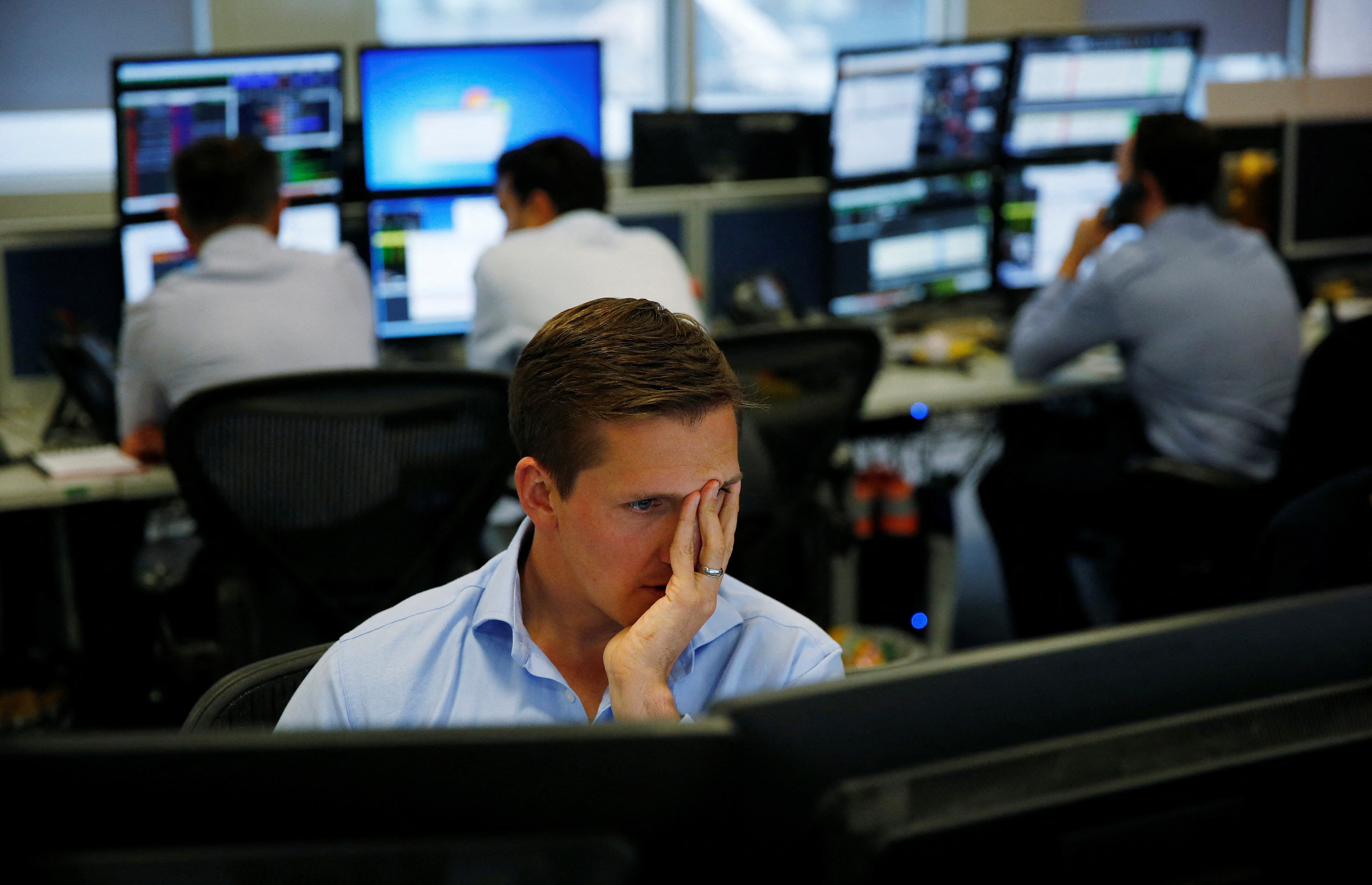 FILE PHOTO: A risk manager works on the trading floor at IG Index in London, Britain August 25, 2015. REUTERS/Suzanne Plunkett/File Photo