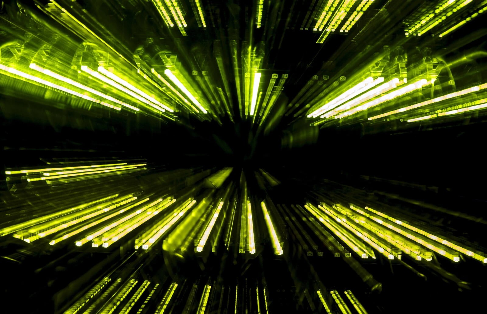 Luces LED de los puertos de computadoras iluminan el interior de un centro de datos en Madrid, España, el 27 de abril de 2015.