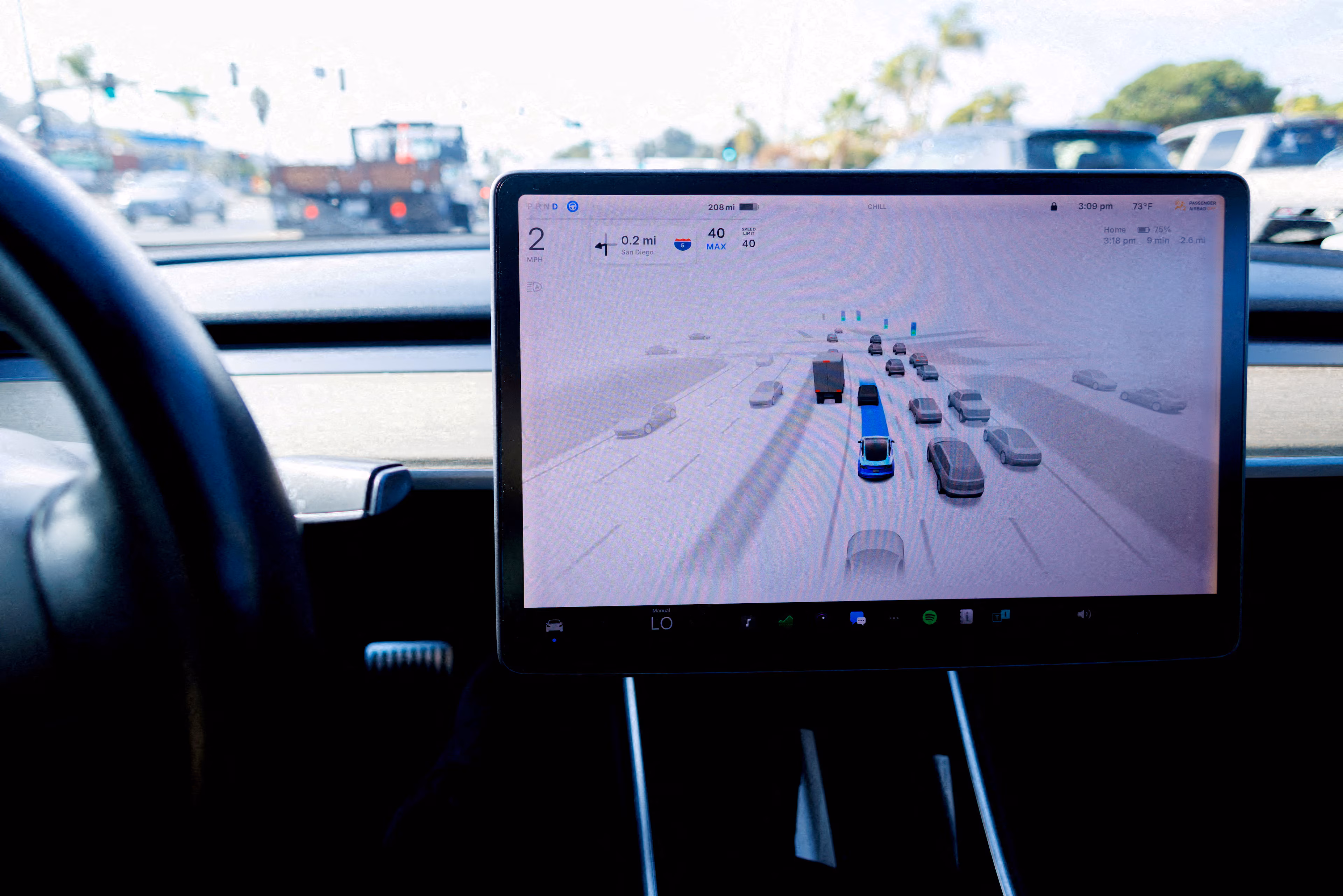 Un vehículo autónomo Tesla Model 3 circula usando FSD (Conducción Autónoma Completa) en Encinitas, California, Estados Unidos.