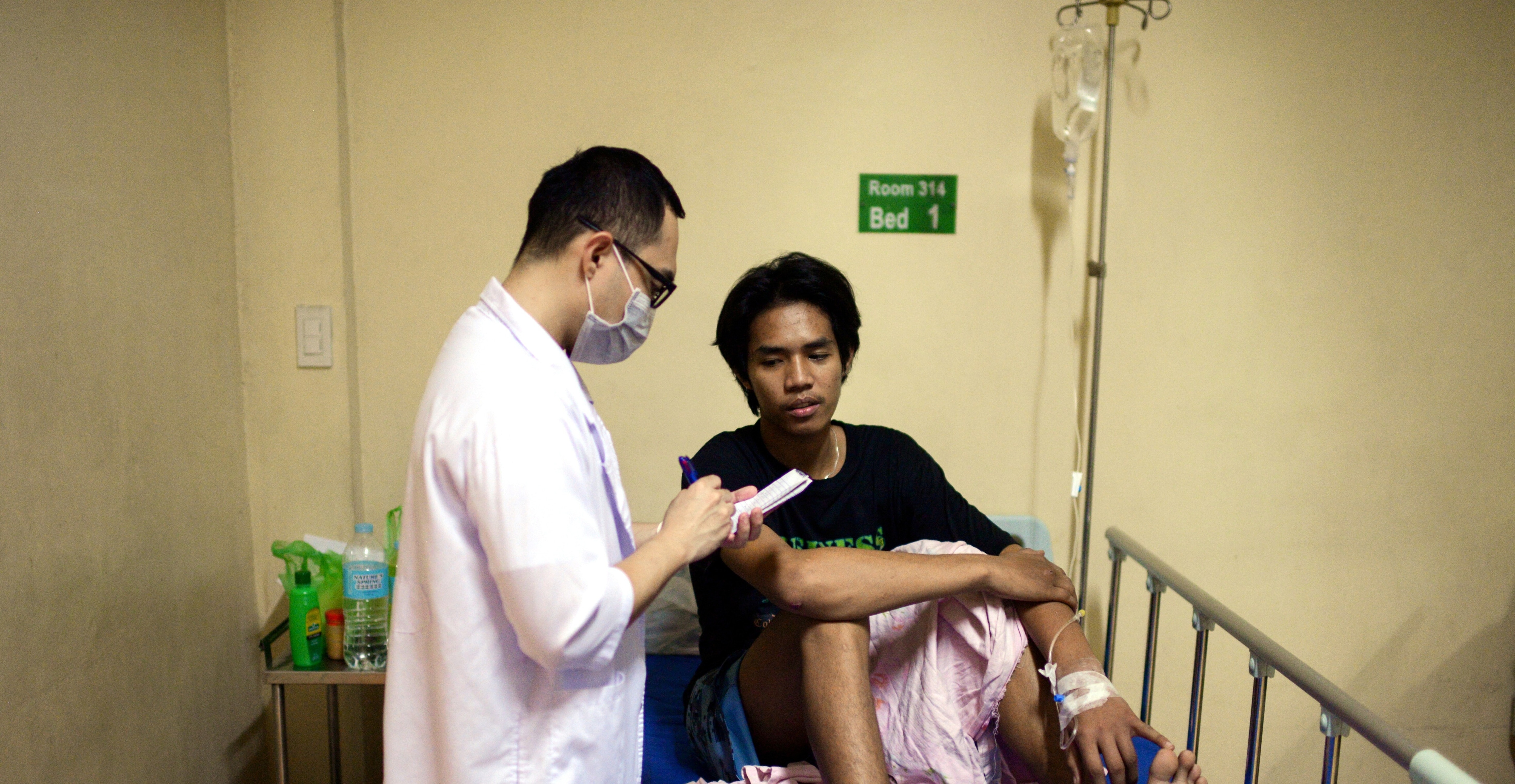 A man, recuperating from dengue fever, talks to a doctor in a hospital of Manila, Philippines, August 23, 2019. REUTERS/Eloisa Lopez