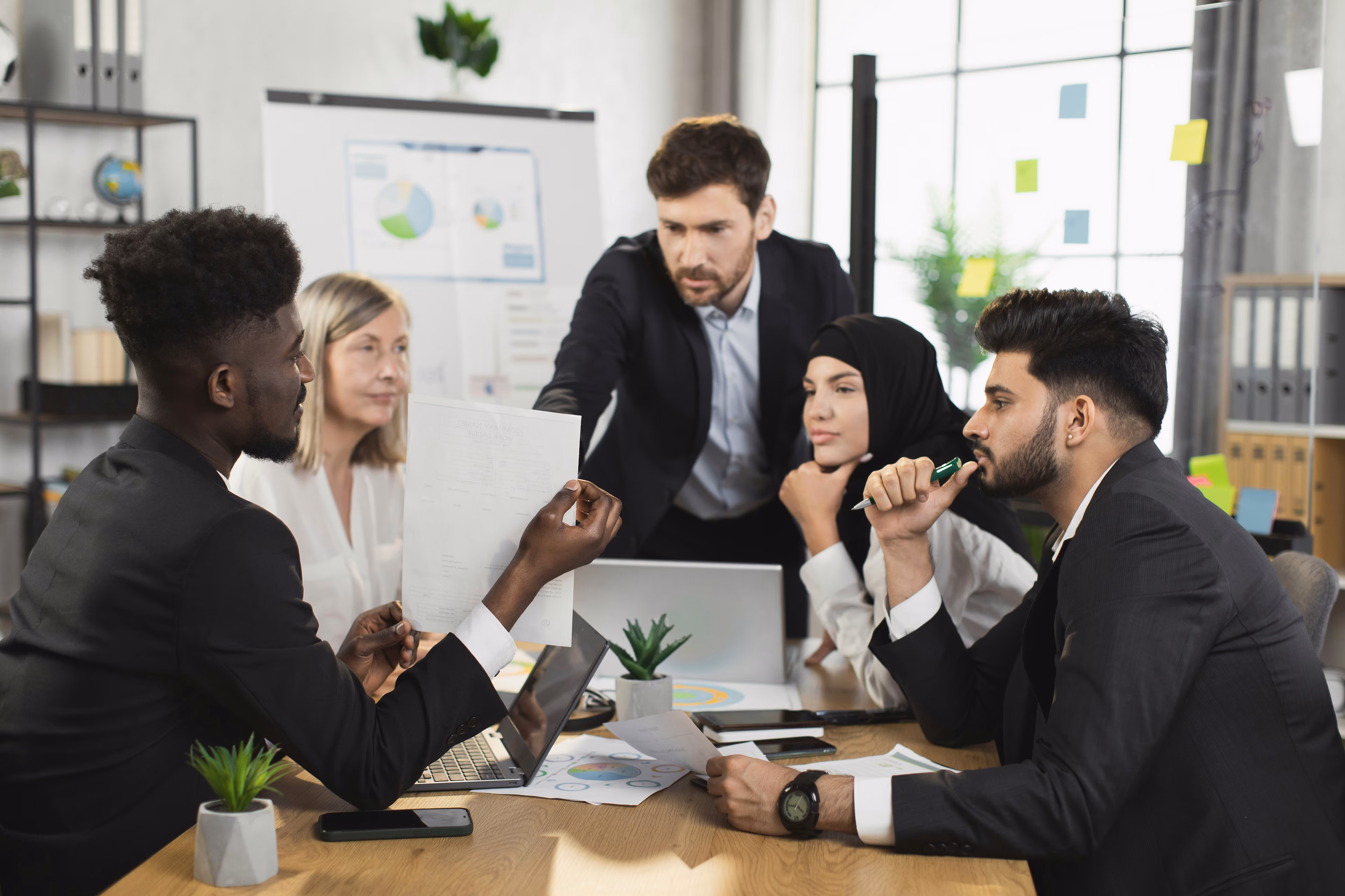 Un grupo de personas diversas durante una reunión en una oficina.