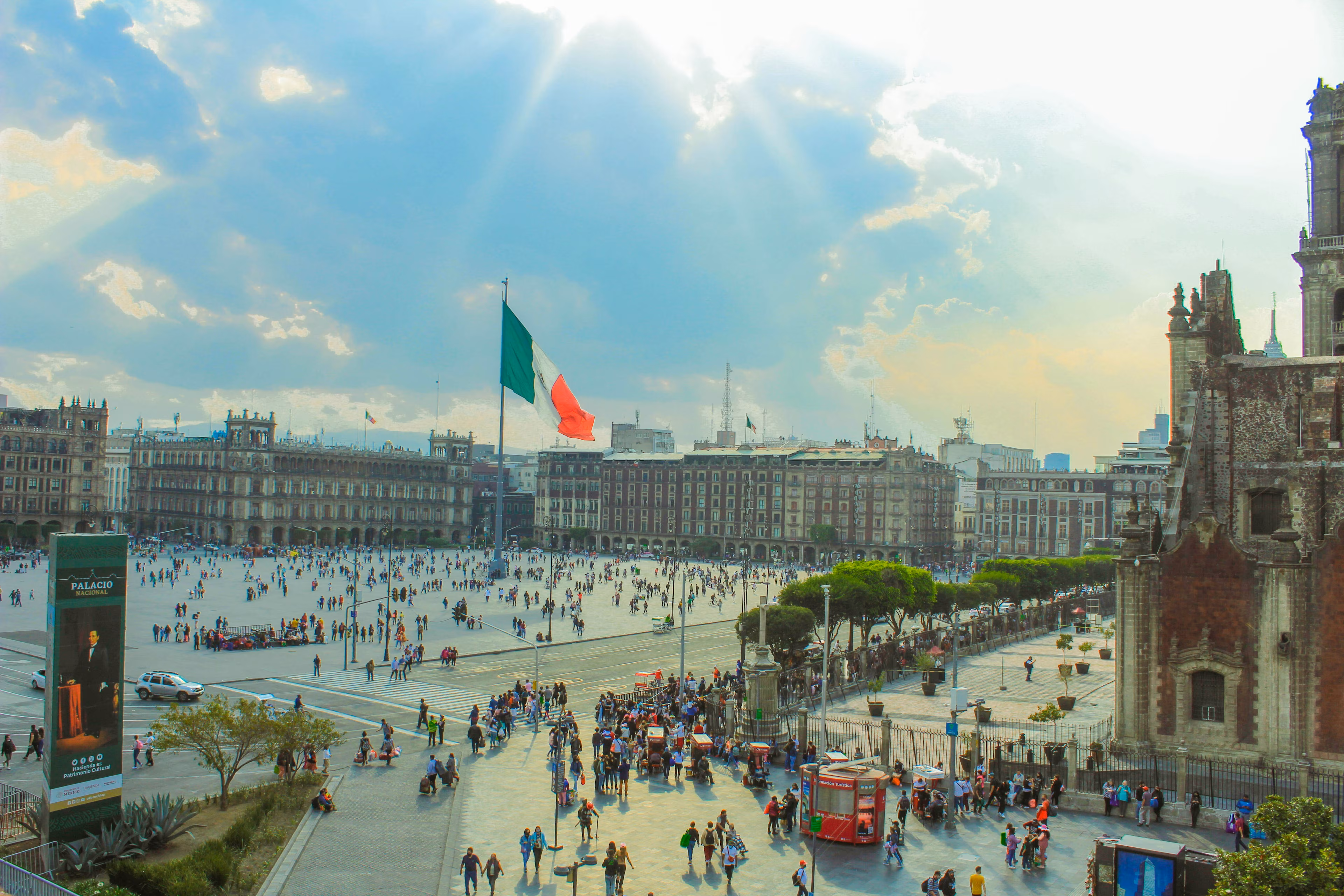 El Zócalo, en el centro de la Ciudad de México, perspectiva desde el Palacio Nacional.