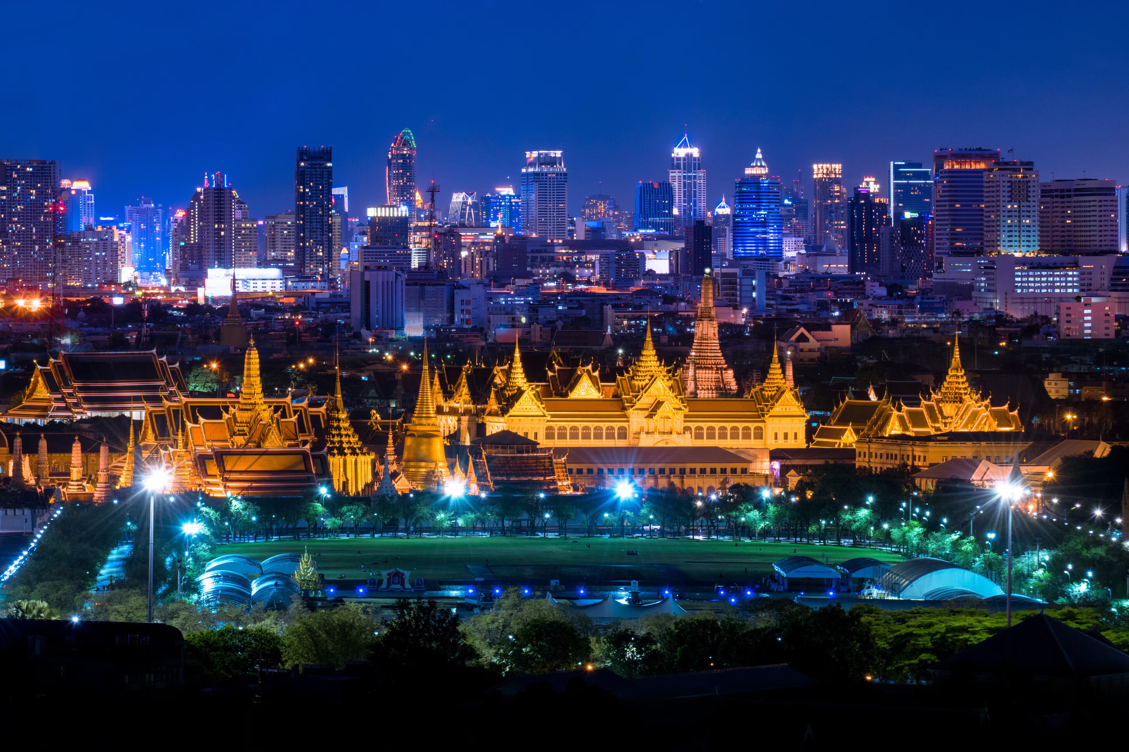 タイ、バンコクのビジネス街を背景にした王宮の夜景。ASEANのレジリエンスは、対話、制度構築、抑制によって築かれてきました。