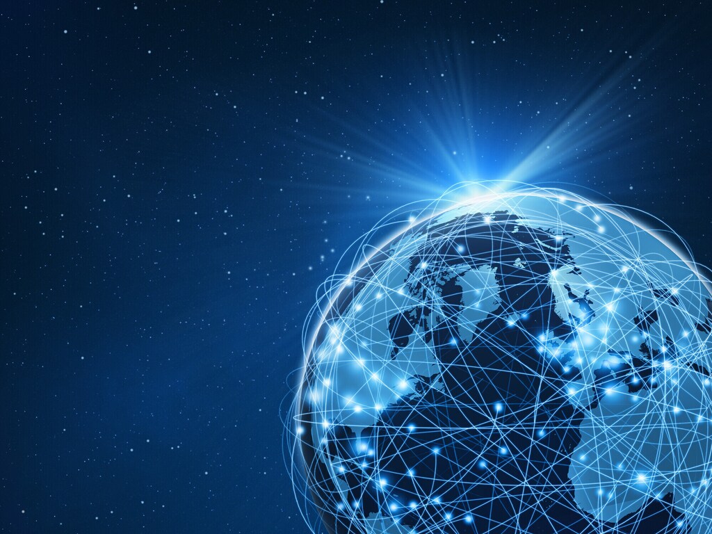 Mundo rodeado por una compleja red informática de nodos brillantes conectados por líneas brillantes: los negocios y la tecnología globales conectan todo con el Internet de las cosas. El sol brilla y se eleva detrás del planeta, iluminando el espacio exterior azul con un campo de estrellas. Fondo azul oscuro. Planeta Tierra en la esquina inferior derecha, con espacio de copia a la izquierda.