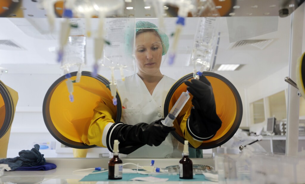 A dispensing chemist prepares drugs for a chemotherapy treatment in a sterile room at Antoine-Lacassagne Cancer Centre in Nice October 18, 2012. Picture taken October 18, 2012. REUTERS/Eric Gaillard (FRANCE - Tags: HEALTH) - PM1E8AM1B6W01
