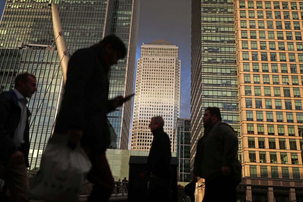 People walk through the Canary Wharf financial district of London, Britain, December 7, 2018. REUTERS/Simon Dawson - RC13001B1A50