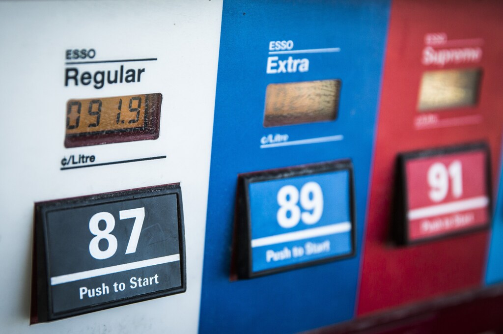 An Esso gas pump displays the price of fuel at 91.9 cents CAD ($0.72) per litre in Richmond Hill, Ontario, January 30, 2015. Canada's No. 2 integrated oil producer and refiner Imperial Oil Ltd said on Wednesday it is considering selling 475 company-owned Esso gas stations. The rest of the company's 1700 Esso-branded retail fuel sites in Canada are already owned and operated by third parties, in what the company describes as the "branded wholesaler model". REUTERS/Mark Blinch (CANADA - Tags: ENERGY BUSINESS COMMODITIES TRANSPORT) - GM1EB1V0C3H01