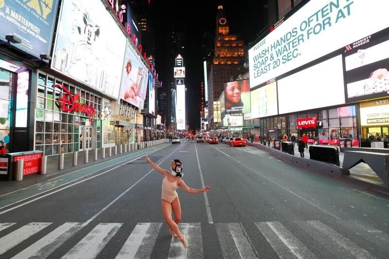 La performer y bailarina de ballet Ashlee Montague en Nueva York lleva una máscara protectora en Times Square durante el brote de enfermedad COVID-19.