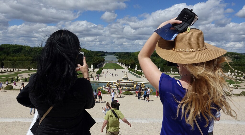 Tourists take pictures at the gardens of the Chateau de Versailles (Versailles Palace) in Versailles, near Paris, France July 30, 2017. Picture taken July 30, 2017. REUTERS/Stefano Rellandini - RC1C2070D4F0