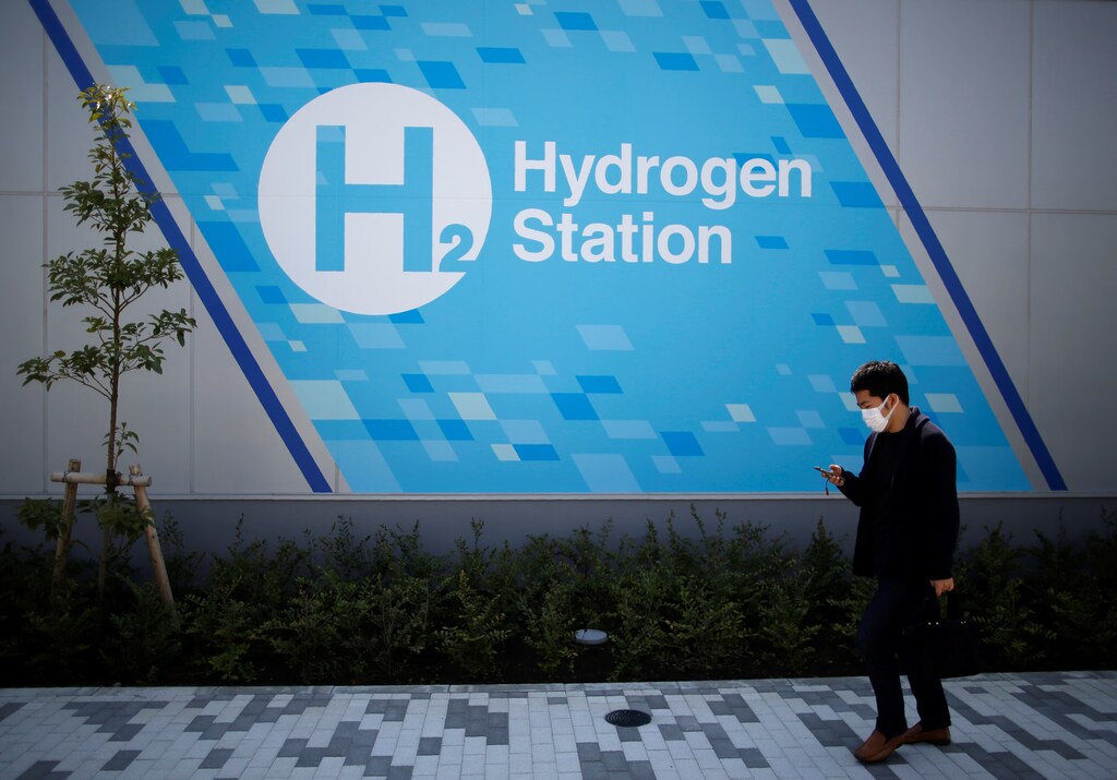 Un transeúnte pasa frente a una estación de hidrógeno en Tokio, Japón, el 24 de abril de 2017. REUTERS/Issei Kato
