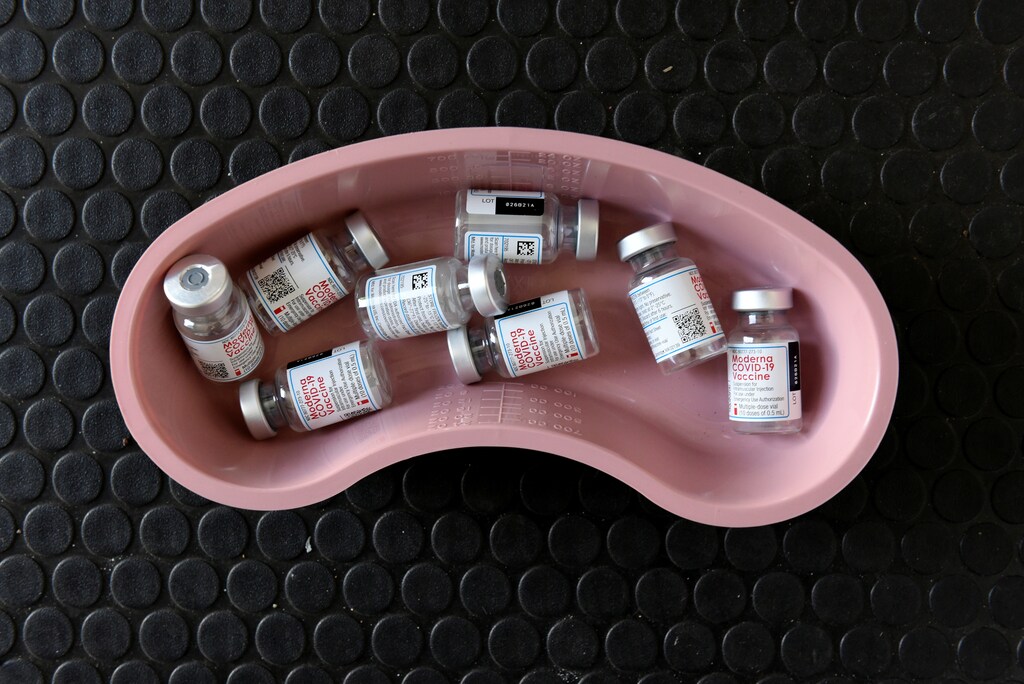 Empty vials of Moderna COVID-19 vaccine are pictured in a kidney dish at a rest stop near Drayton, North Dakota where Manitoba-based truckers, transporting goods to and from the United States, were vaccinated against coronavirus disease (COVID-19) as part of a deal between the Canadian province and the state of North Dakota, U.S. April 22, 2021. REUTERS/Dan Koeck - RC2B1N9QY3VR