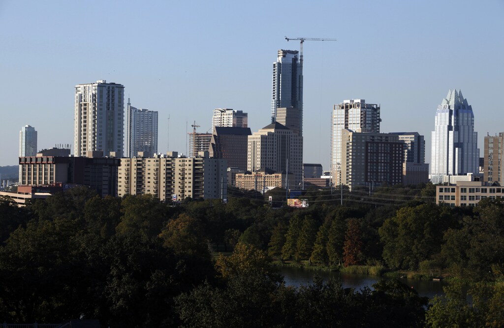 The skyline of downtown Austin, Texas, November 5, 2009. REUTERS/Lucy Nicholson (UNITED STATES BUSINESS CITYSCAPE) - RTXQF2P