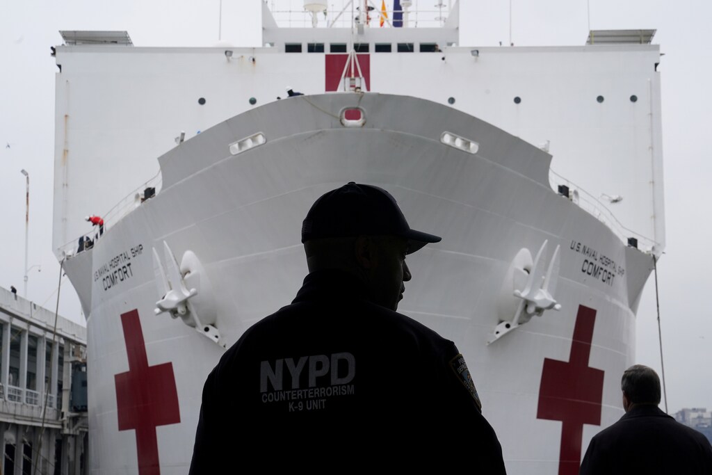 An NYPD officer is pictured as the USNS Comfort pulled into a berth in Manhattan during the outbreak of coronavirus disease (COVID-19), in the Manhattan borough of New York City, New York, U.S., March 30, 2020. REUTERS/Carlo Allegri TPX IMAGES OF THE DAY - RC2GUF9UMWS6