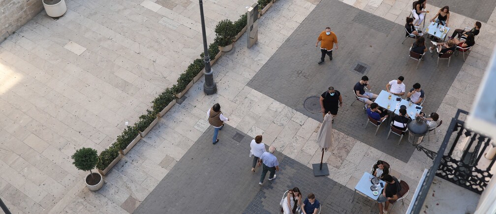 La gente se sienta en la terraza de un bar, ya que en algunas provincias españolas se permite relajar las restricciones de cierre durante la primera fase, en medio del brote de la enfermedad coronavirus (COVID-19), en Valencia, España, el 18 de mayo de 2020.