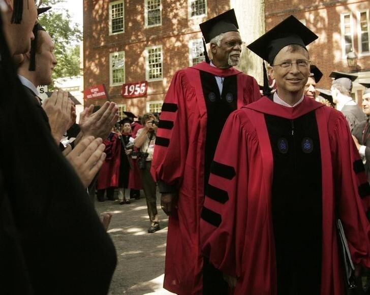 Honorary degree recipients former Boston Celtics star Bill Russell (C) and chairman of Microsoft Corporation Bill Gates (R) walk past graduation students during the 356th Commencement Exercises at Harvard University in Cambridge, Massachusetts June 7, 2007. REUTERS/Brian Snyder (UNITED STATES)