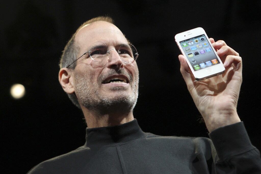Apple CEO Steve Jobs poses with the new iPhone 4 during the Apple Worldwide Developers Conference in San Francisco, California, June 7, 2010