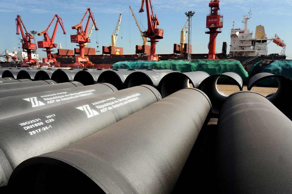 FILE PHOTO: Steel pipes to be exported are seen at a port in Lianyungang, Jiangsu province, China May 31, 2018. China Daily via REUTERS ATTENTION EDITORS - THIS IMAGE WAS PROVIDED BY A THIRD PARTY. CHINA OUT. - RC1E51F67360
