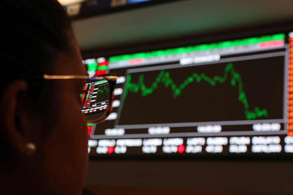 A woman looks at an electronic board showing the graph of the recent fluctuations of market indices on the floor of Brazil's B3 Stock Exchange in Sao Paulo, Brazil, April 3, 2019. REUTERS/Amanda Perobelli - RC12A2AB2490