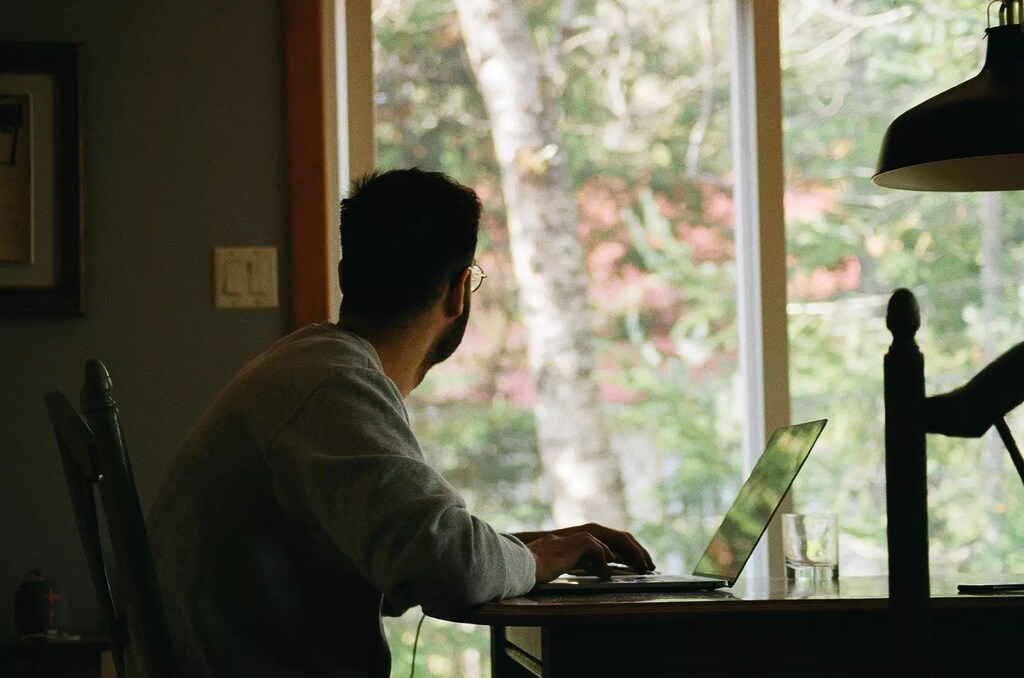 Renunciar al trabajo de forma silenciosa no significa dejar de trabajar. Solo significa hacer lo que se requiere y luego seguir con tu vida, tener más equilibrio entre la vida laboral y la personal.