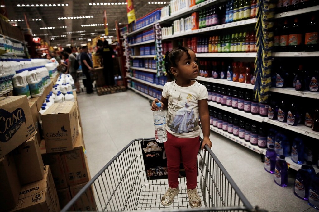 A child rides in a shopping cart at a supermarket in Sao Paulo, Brazil November 24, 2016. Picture taken November 24, 2016. REUTERS/Nacho Doce - RTSTADU